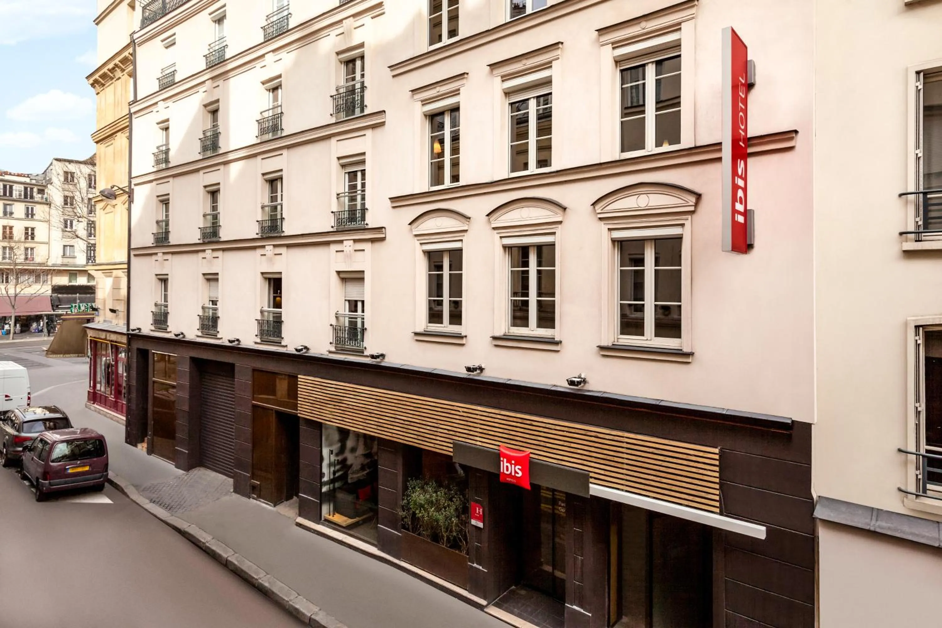 Facade/entrance in ibis Paris Gare De L'Est TGV