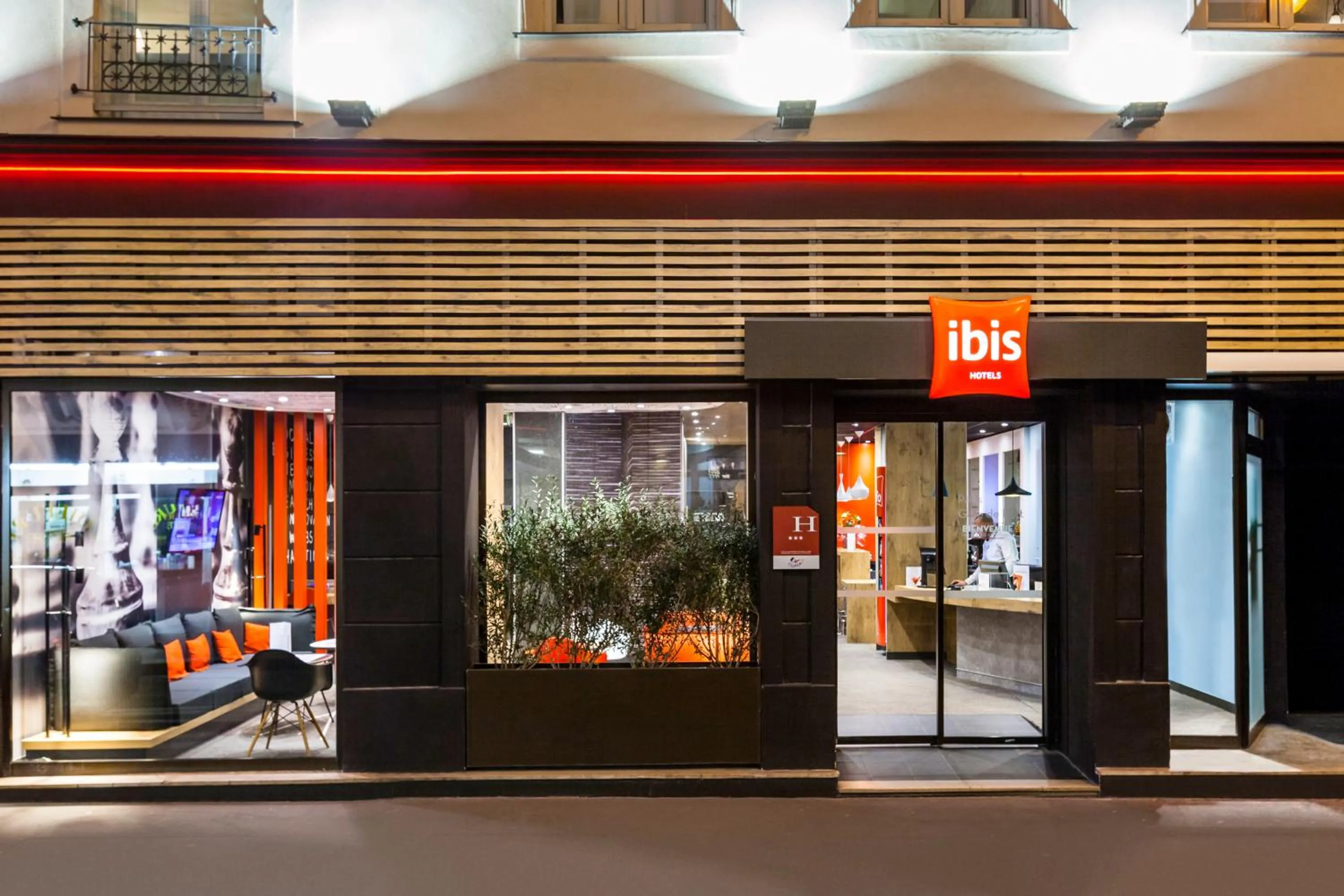 Facade/entrance in ibis Paris Gare De L'Est TGV