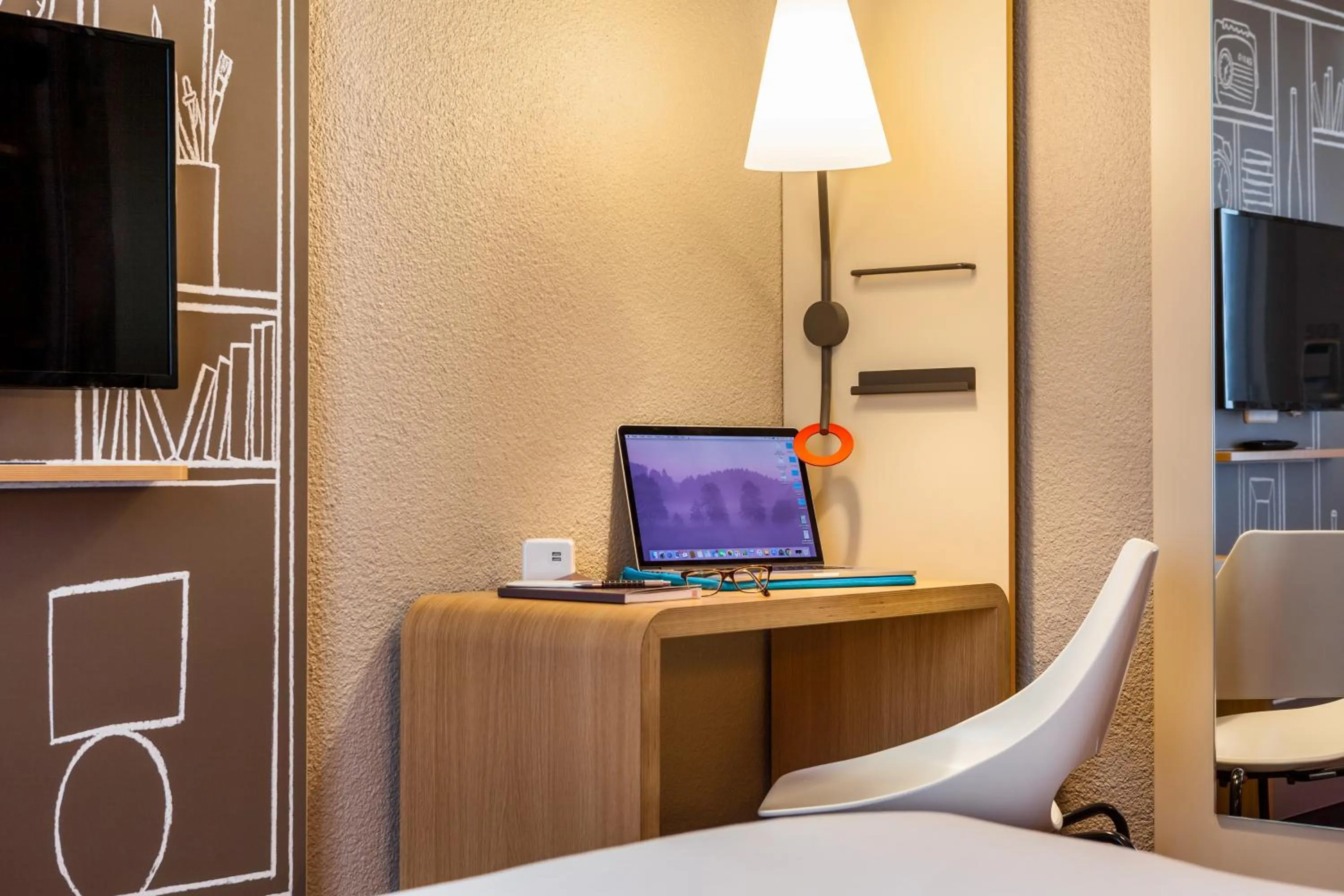 Seating area, Bed in ibis Paris Gare De L'Est TGV