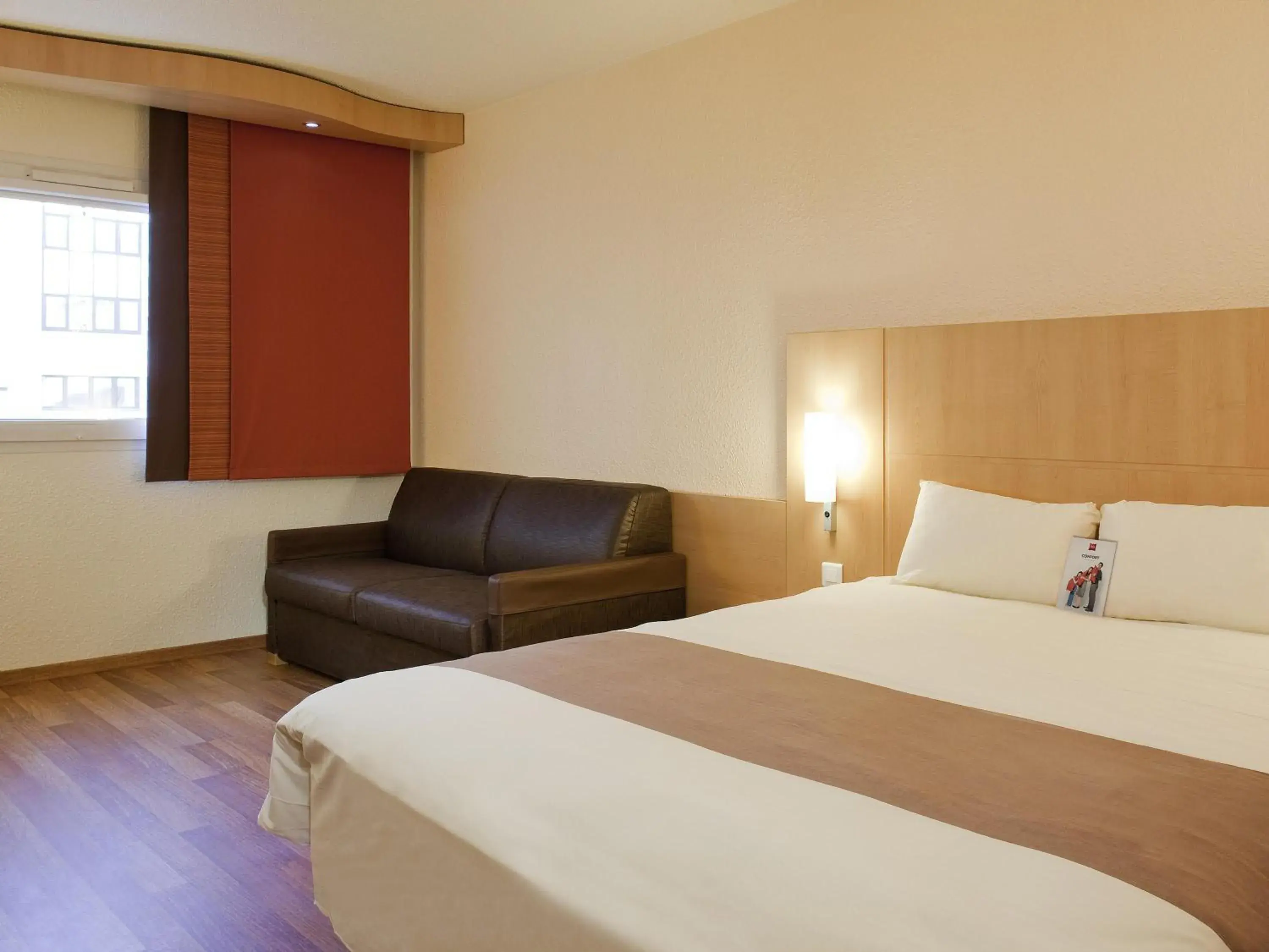 Standard Room with One Double Bed and One Single Bed in ibis Paris Pantin Eglise Standard Room with One Double Bed and One Single Bed in ibis Paris Pantin Eglise