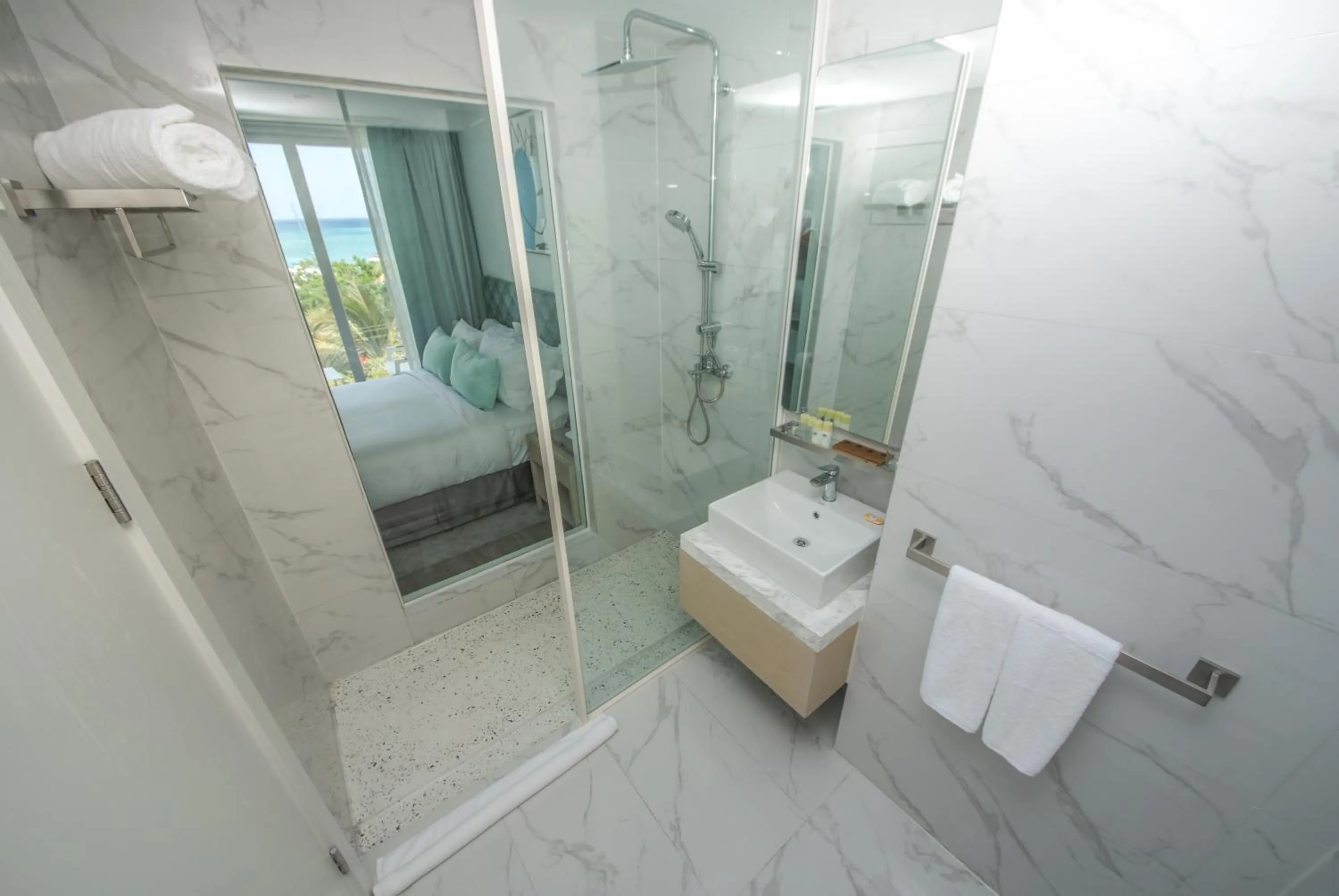 Shower in Ocean V Hotel