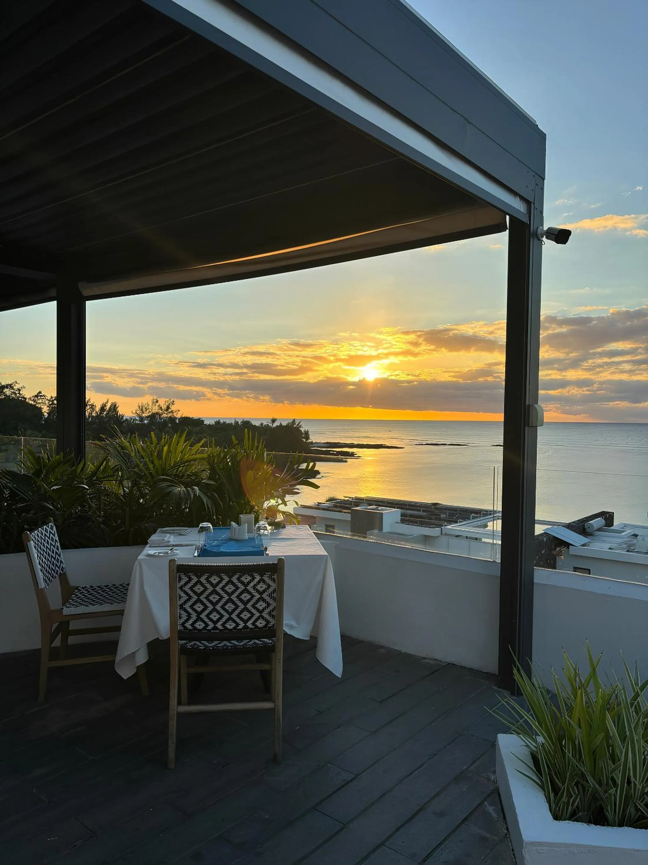 Restaurant/places to eat in Ocean V Hotel