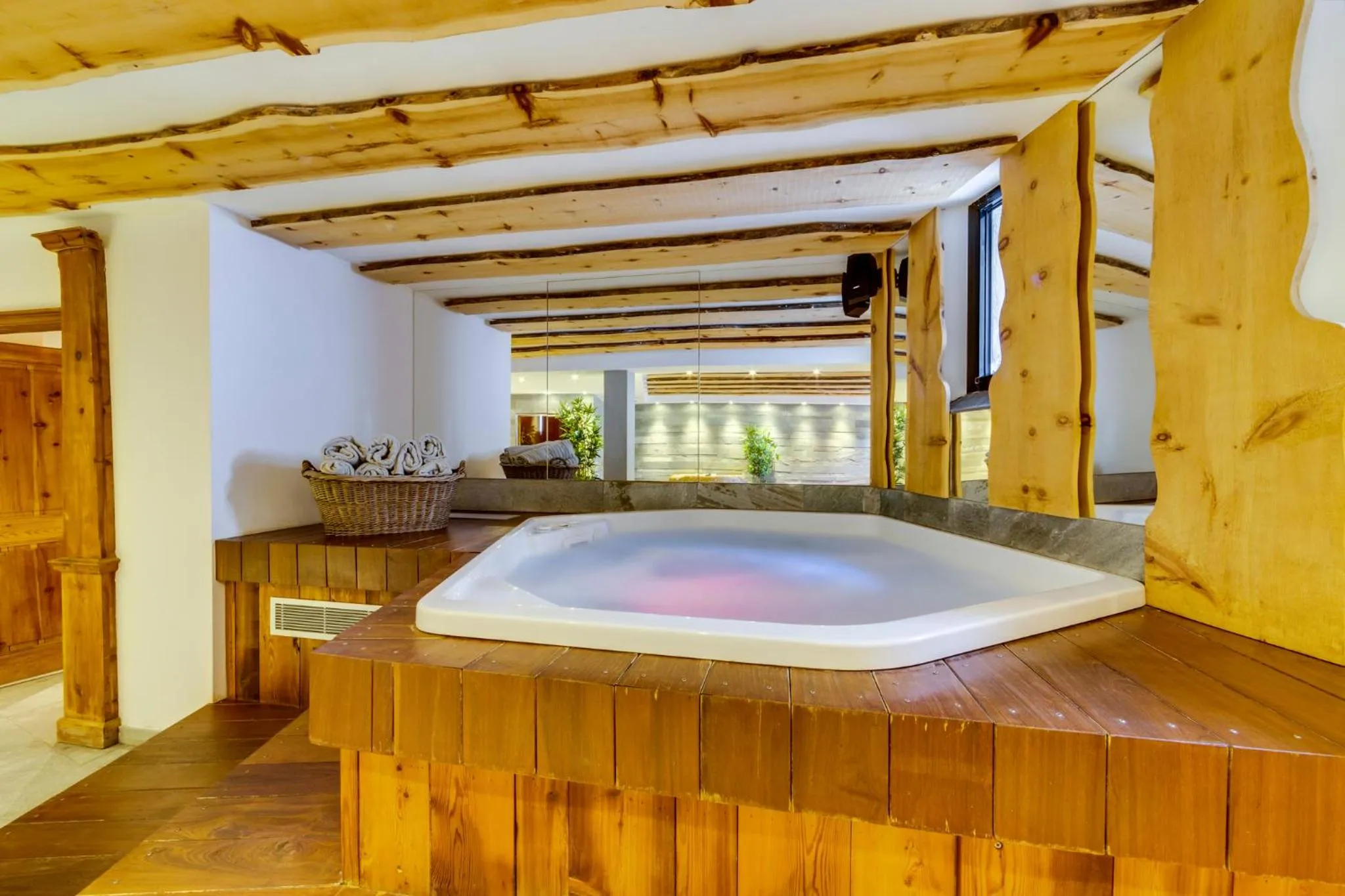 Hot Tub in Chalet Hotel Du Fornet
