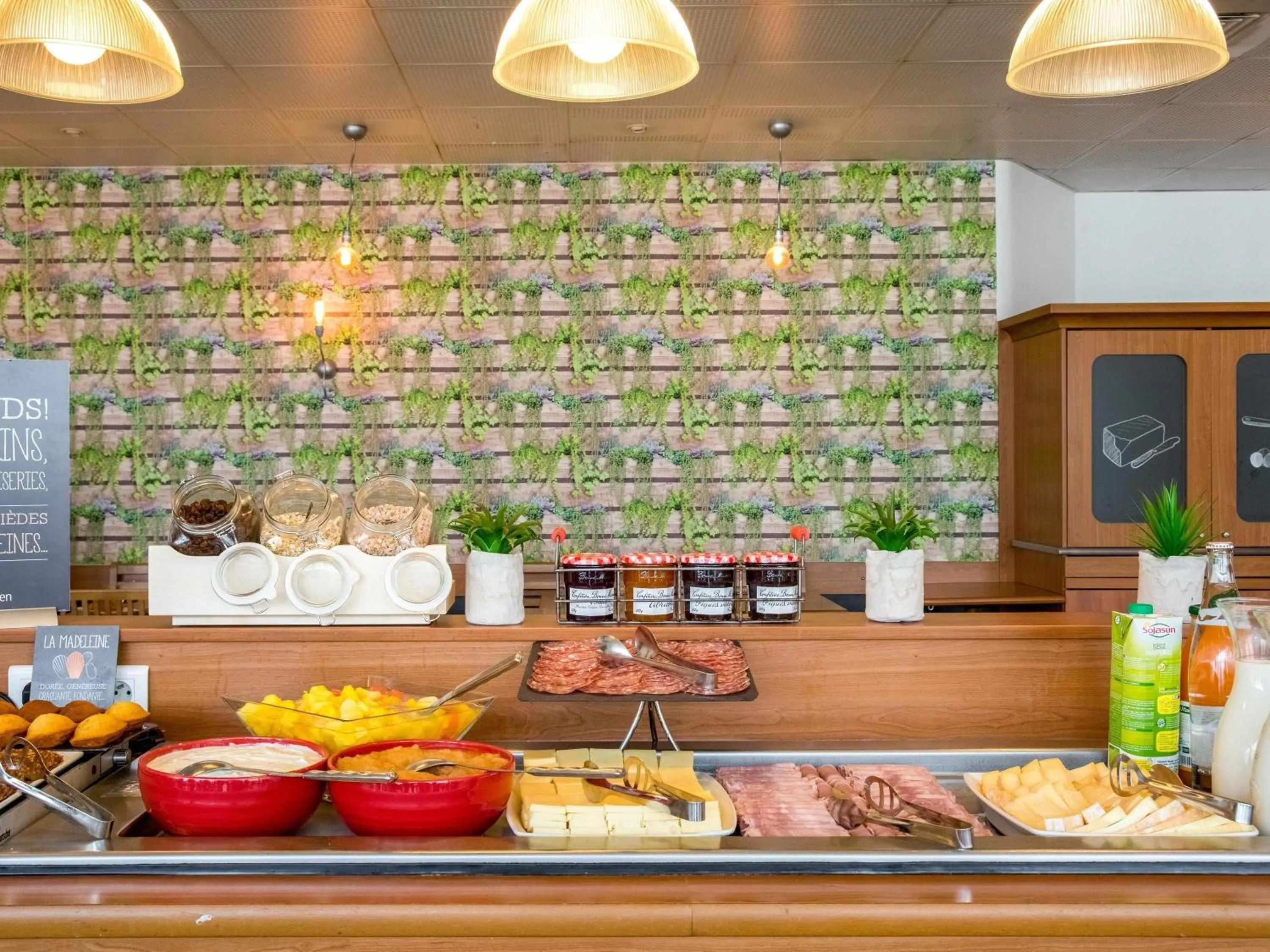 Restaurant/places to eat in ibis Paris 17 Clichy-Batignolles