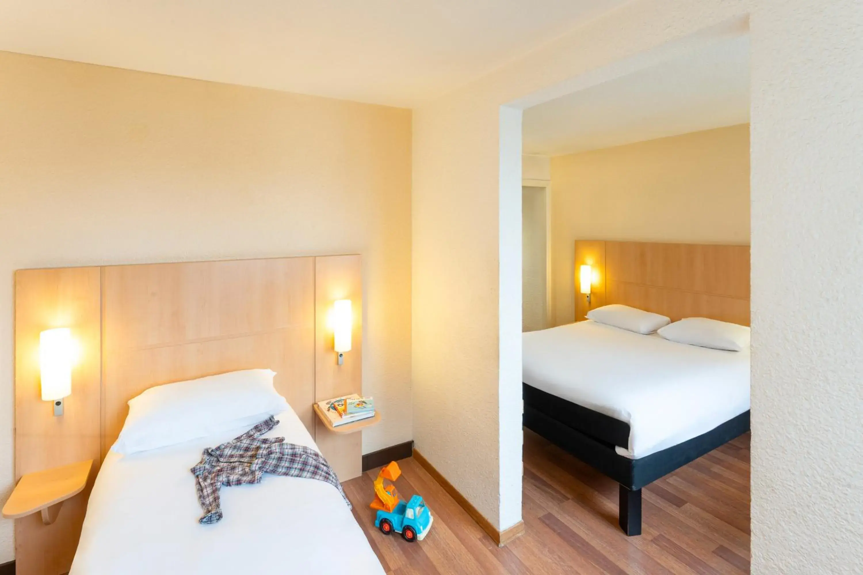 Standard Room with One Double Bed and One Single Bed in ibis Paris 17 Clichy-Batignolles Standard Room with One Double Bed and One Single Bed in ibis Paris 17 Clichy-Batignolles
