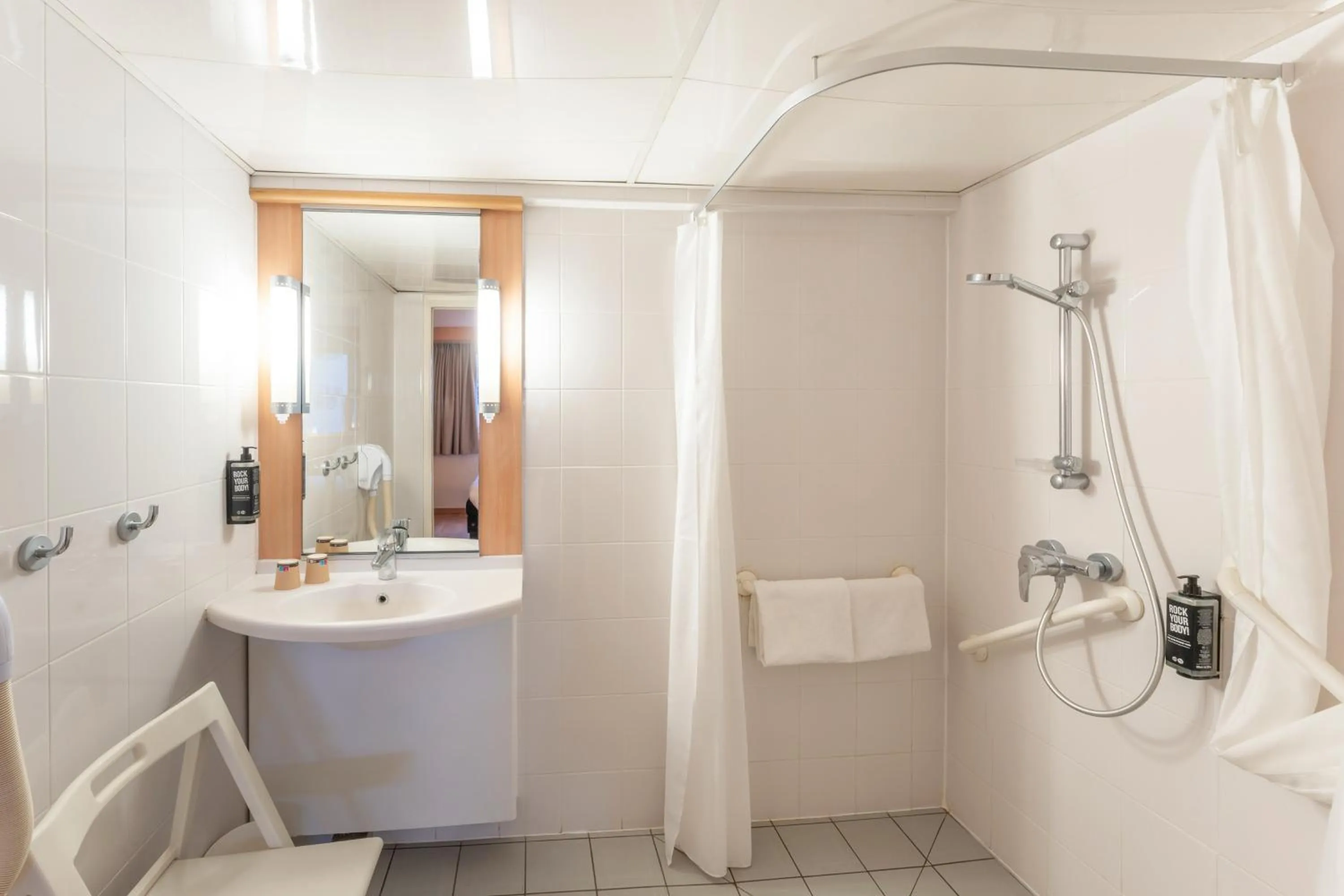 Bathroom in ibis Paris 17 Clichy-Batignolles