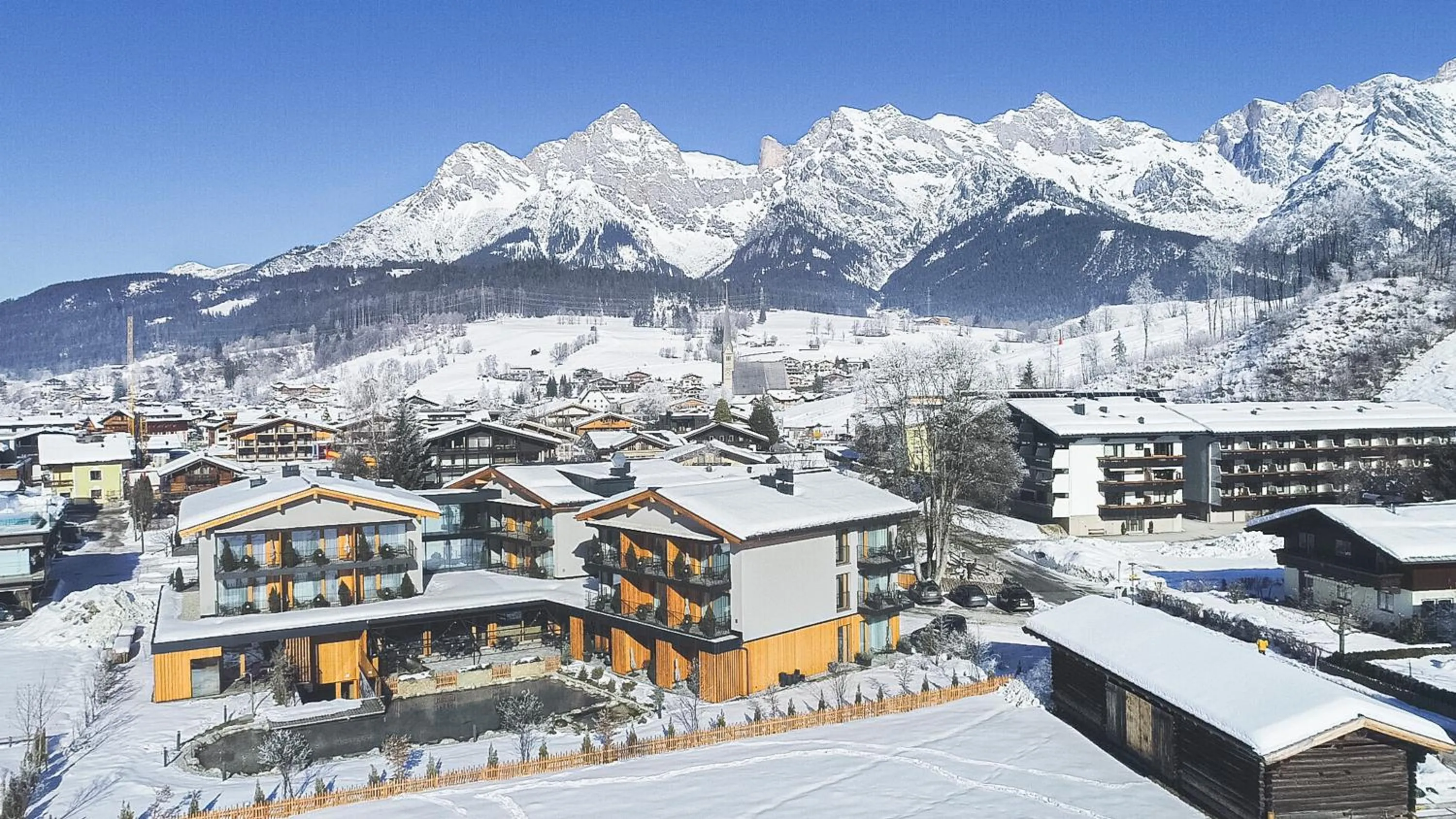 Property building in Wellness und Brunch Hotel MorgenZeit beheizter Naturteich Genuss Frühstück bis 13 Uhr Hochkönig Sommercard