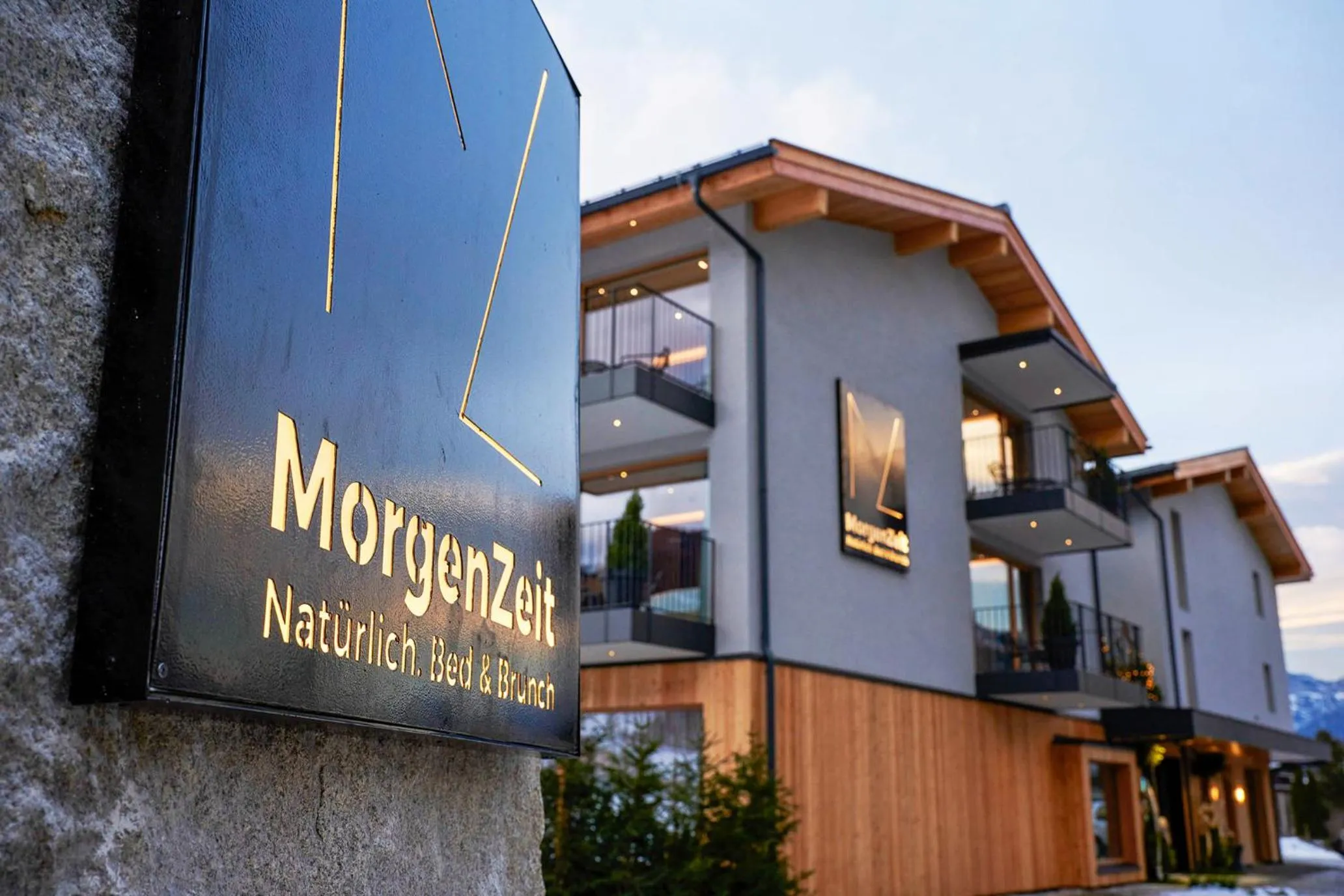 Property building in Wellness und Brunch Hotel MorgenZeit beheizter Naturteich Genuss Frühstück bis 13 Uhr Hochkönig Sommercard