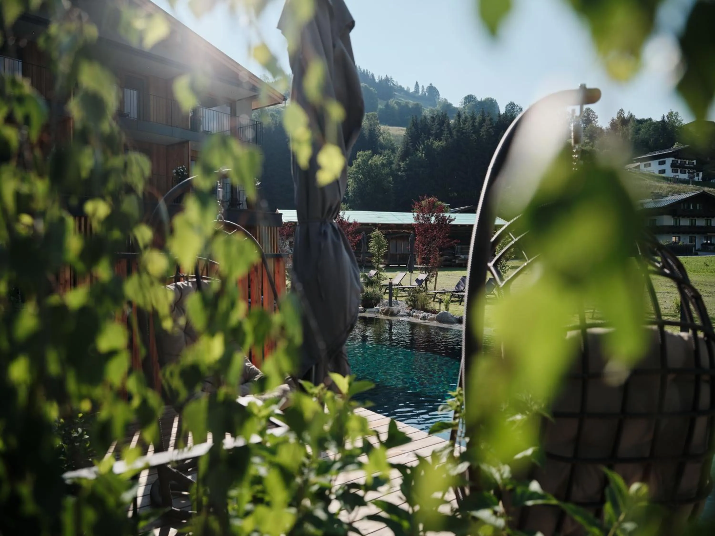 Garden in Wellness und Brunch Hotel MorgenZeit beheizter Naturteich Genuss Frühstück bis 13 Uhr Hochkönig Sommercard