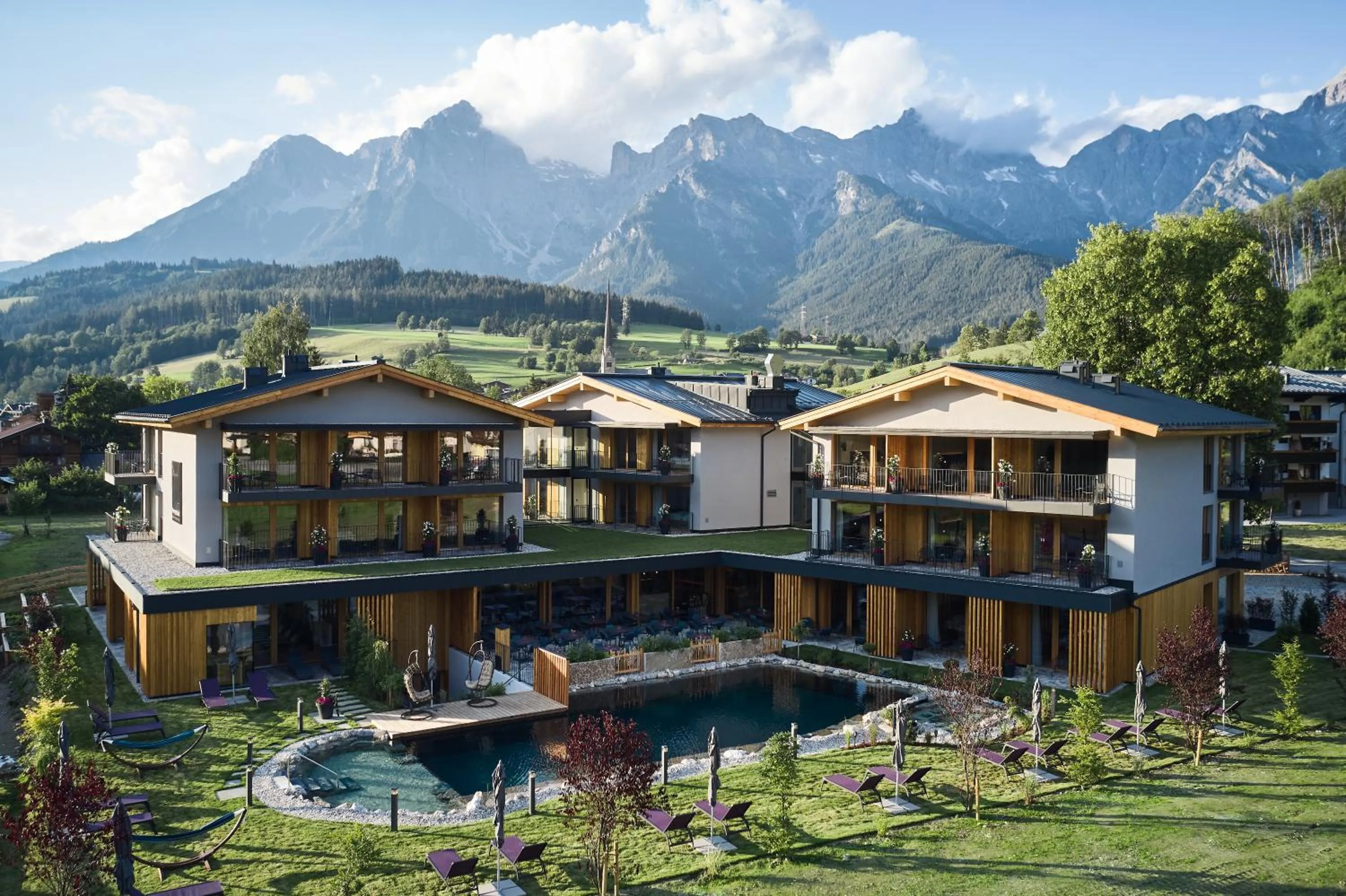 Property building in Wellness und Brunch Hotel MorgenZeit beheizter Naturteich Genuss Frühstück bis 13 Uhr Hochkönig Sommercard