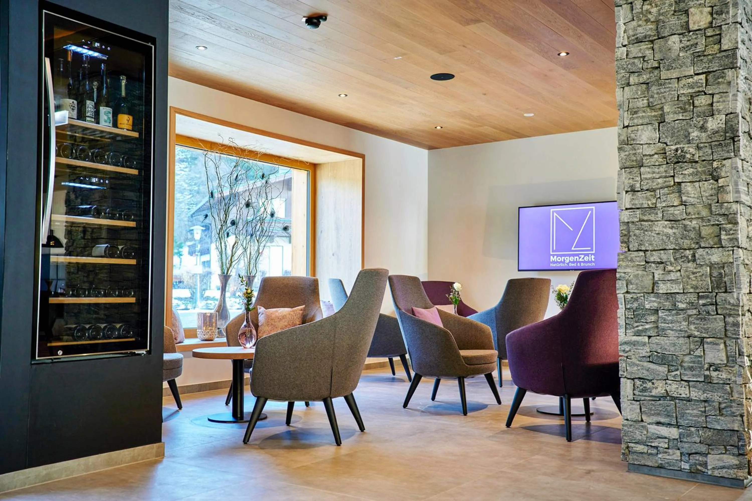 Lounge or bar in Wellness und Brunch Hotel MorgenZeit beheizter Naturteich Genuss Frühstück bis 13 Uhr Hochkönig Sommercard