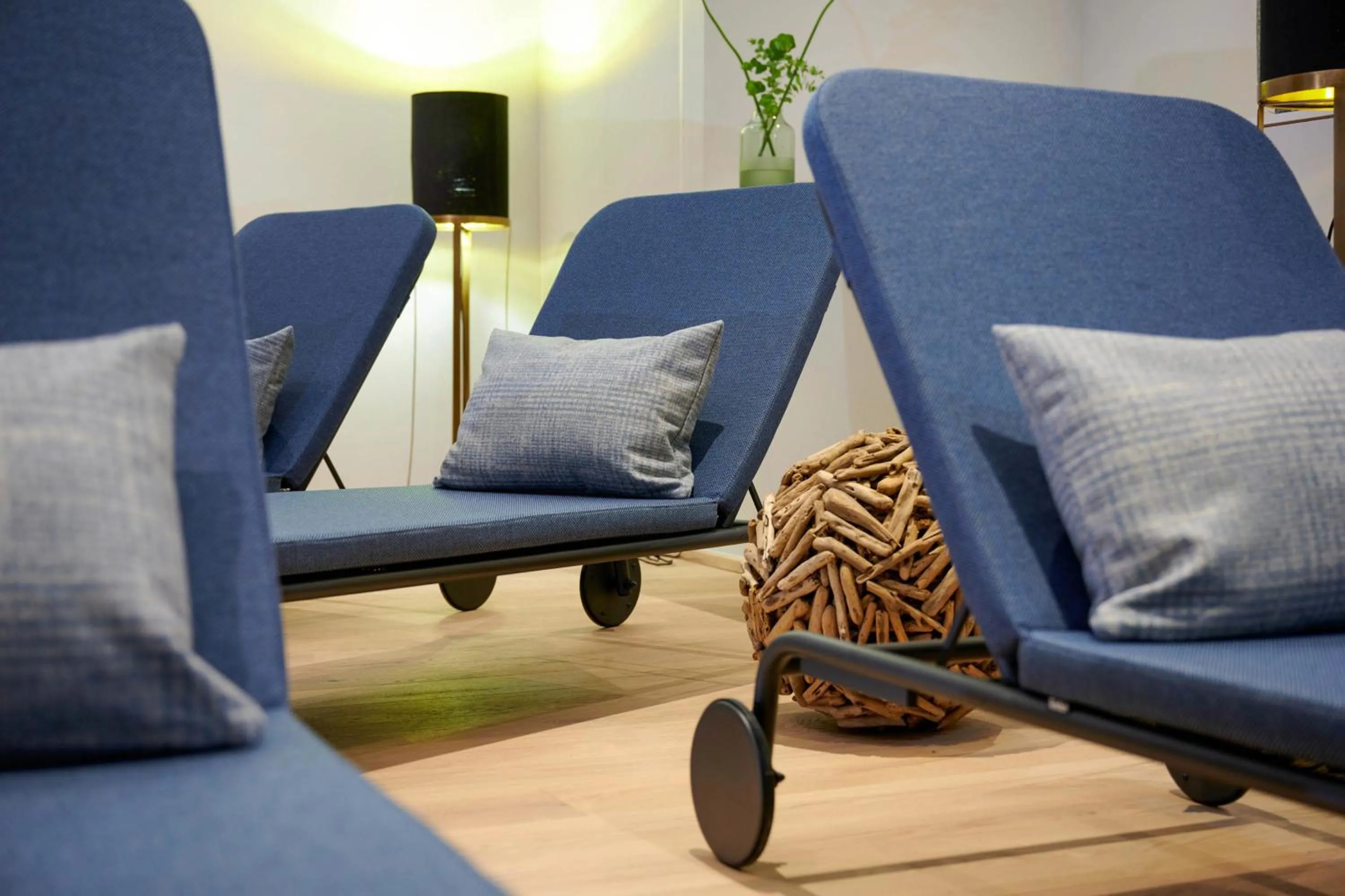 Spa and wellness centre/facilities in Wellness und Brunch Hotel MorgenZeit beheizter Naturteich Genuss Frühstück bis 13 Uhr Hochkönig Sommercard