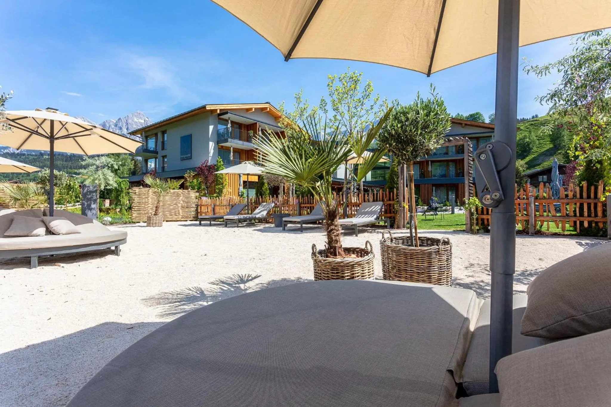 Swimming pool in Wellness und Brunch Hotel MorgenZeit beheizter Naturteich Genuss Frühstück bis 13 Uhr Hochkönig Sommercard