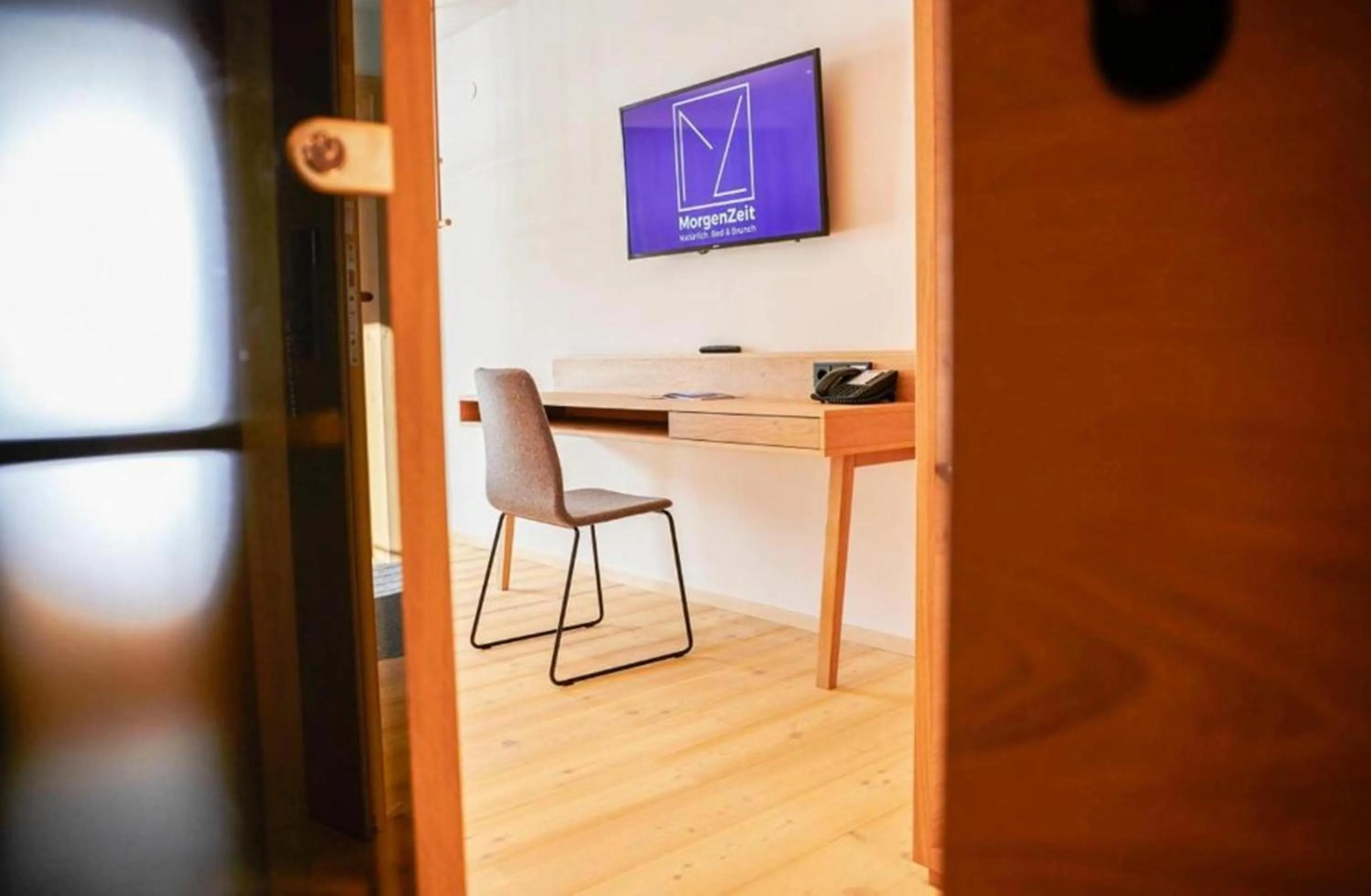 Seating area in Wellness und Brunch Hotel MorgenZeit beheizter Naturteich Genuss Frühstück bis 13 Uhr Hochkönig Sommercard