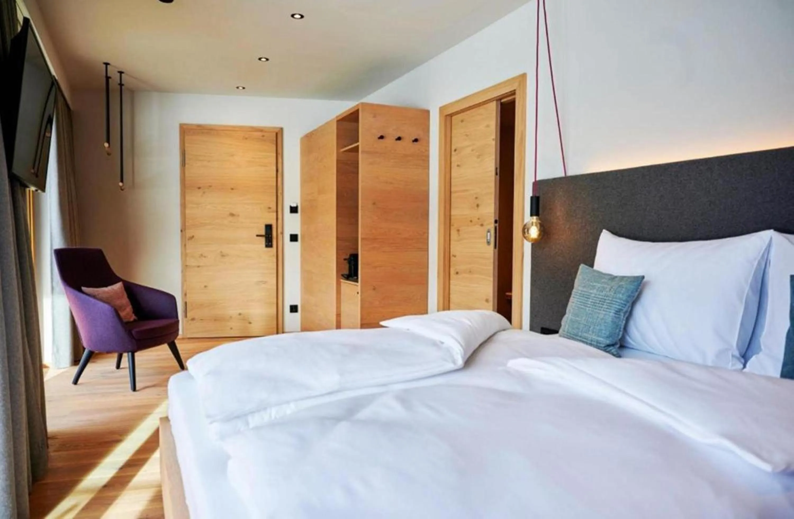 Photo of the whole room, Bed in Wellness und Brunch Hotel MorgenZeit beheizter Naturteich Genuss Frühstück bis 13 Uhr Hochkönig Sommercard