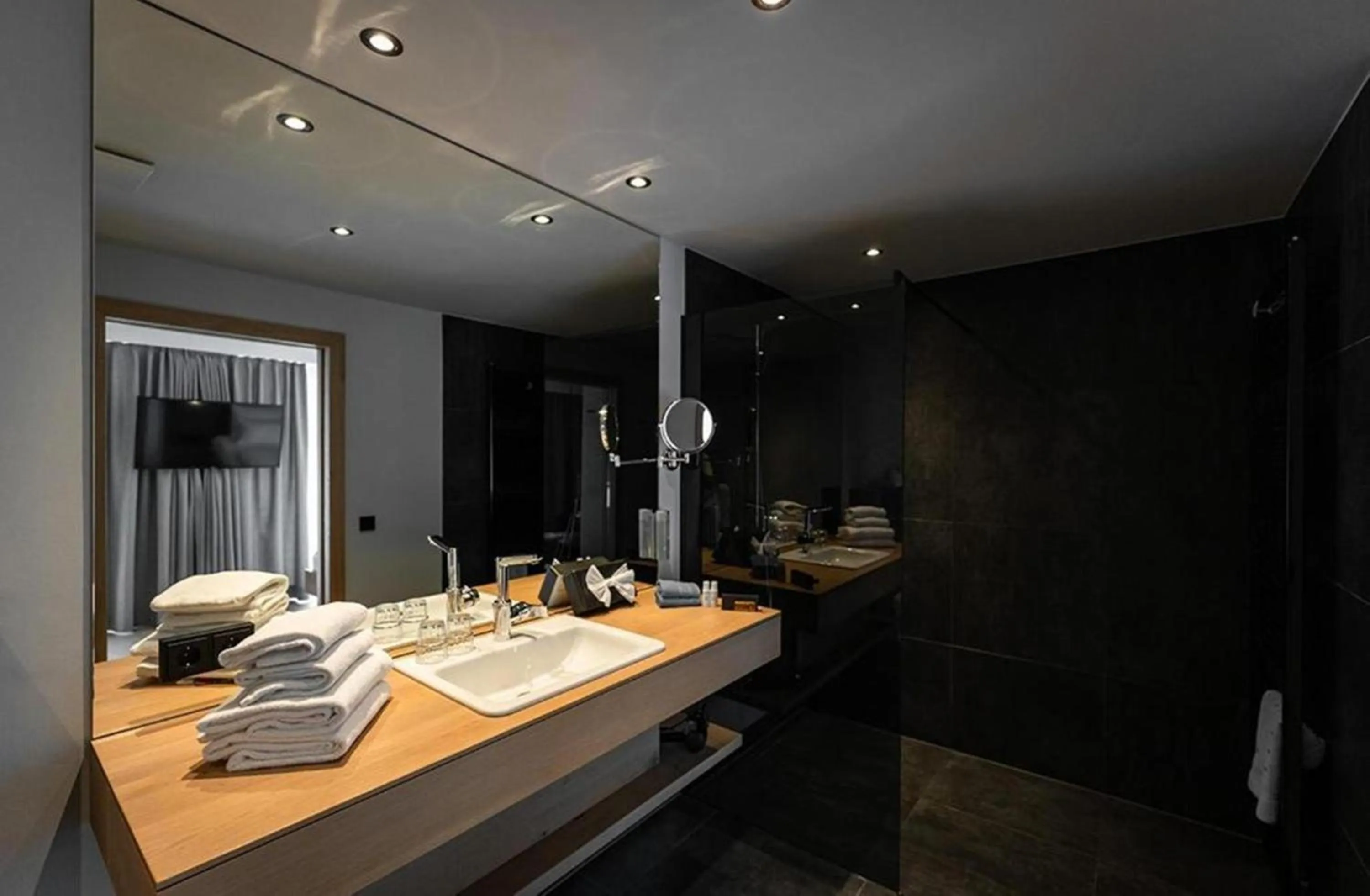 Bathroom in Wellness und Brunch Hotel MorgenZeit beheizter Naturteich Genuss Frühstück bis 13 Uhr Hochkönig Sommercard