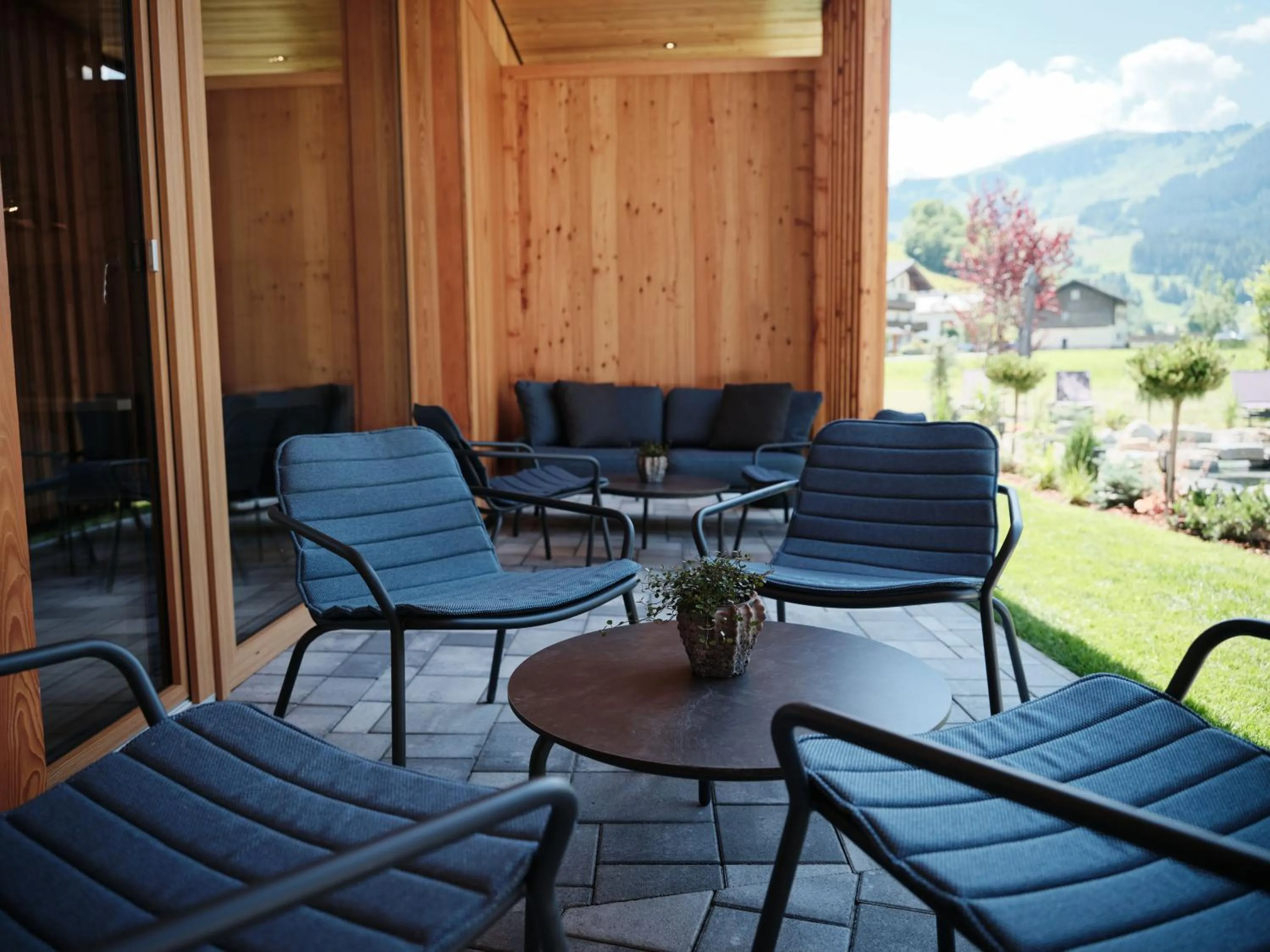 Patio in Wellness und Brunch Hotel MorgenZeit beheizter Naturteich Genuss Frühstück bis 13 Uhr Hochkönig Sommercard