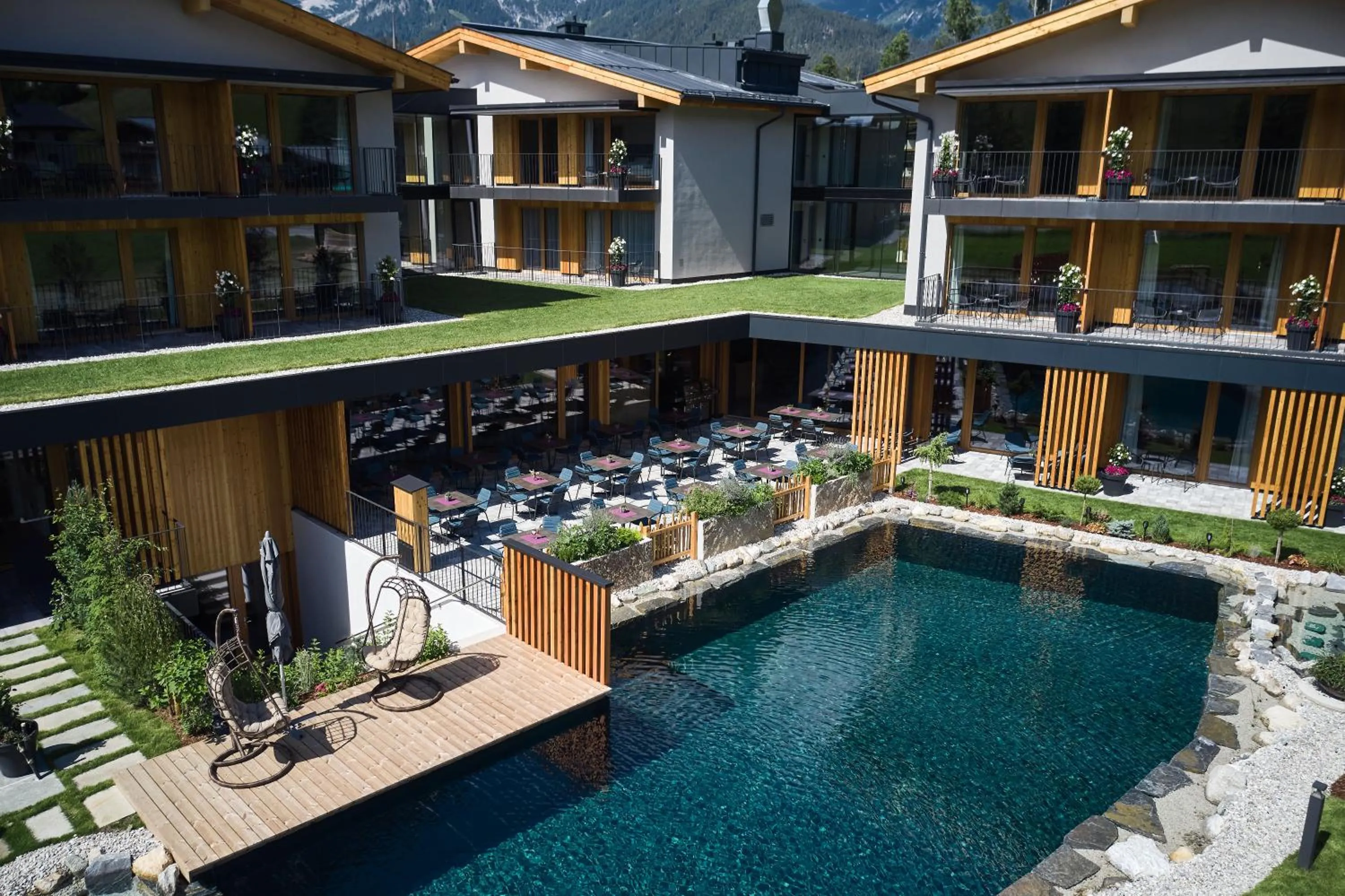 Property building in Wellness und Brunch Hotel MorgenZeit beheizter Naturteich Genuss Frühstück bis 13 Uhr Hochkönig Sommercard