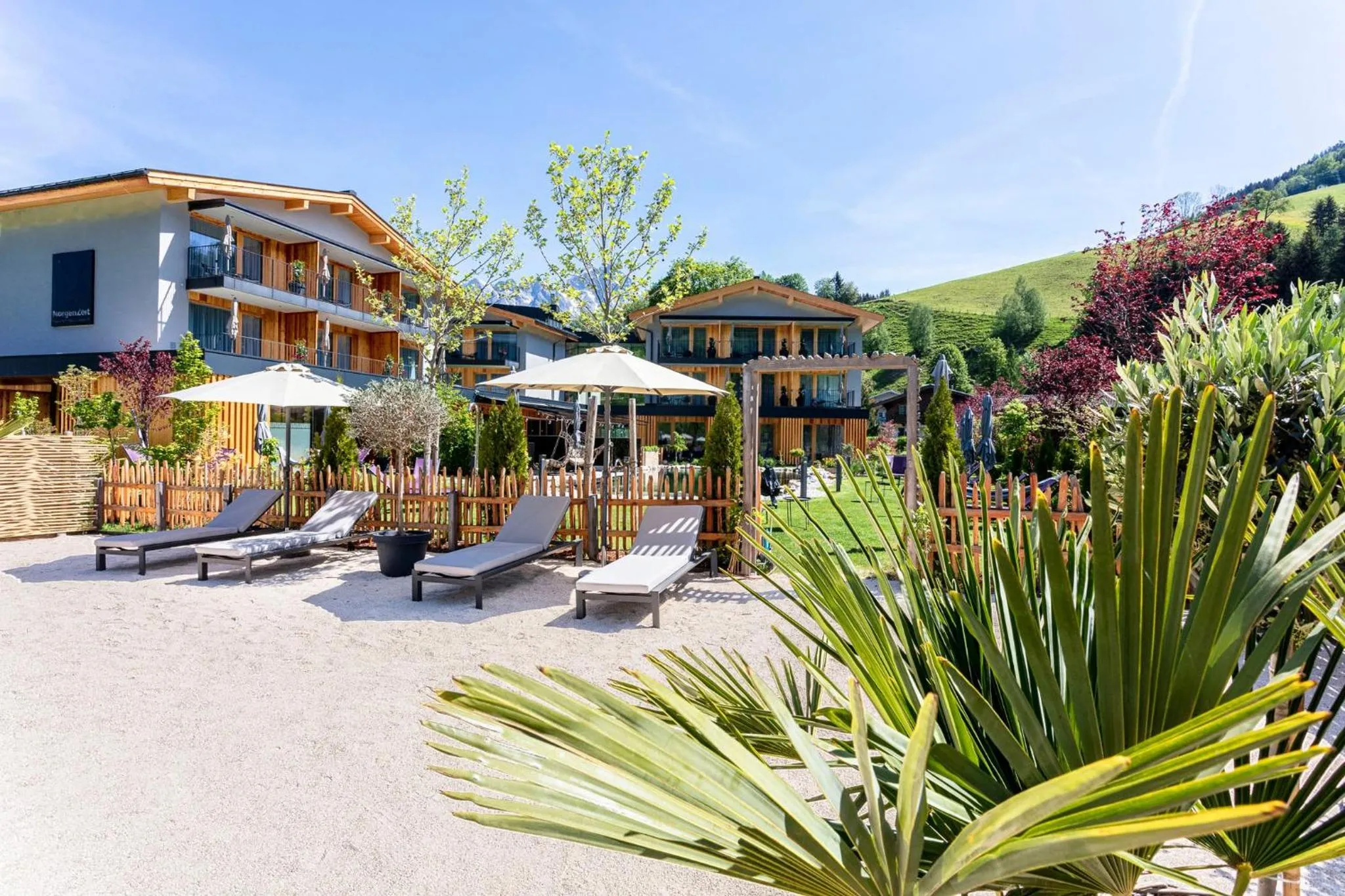 Garden in Wellness und Brunch Hotel MorgenZeit beheizter Naturteich Genuss Frühstück bis 13 Uhr Hochkönig Sommercard