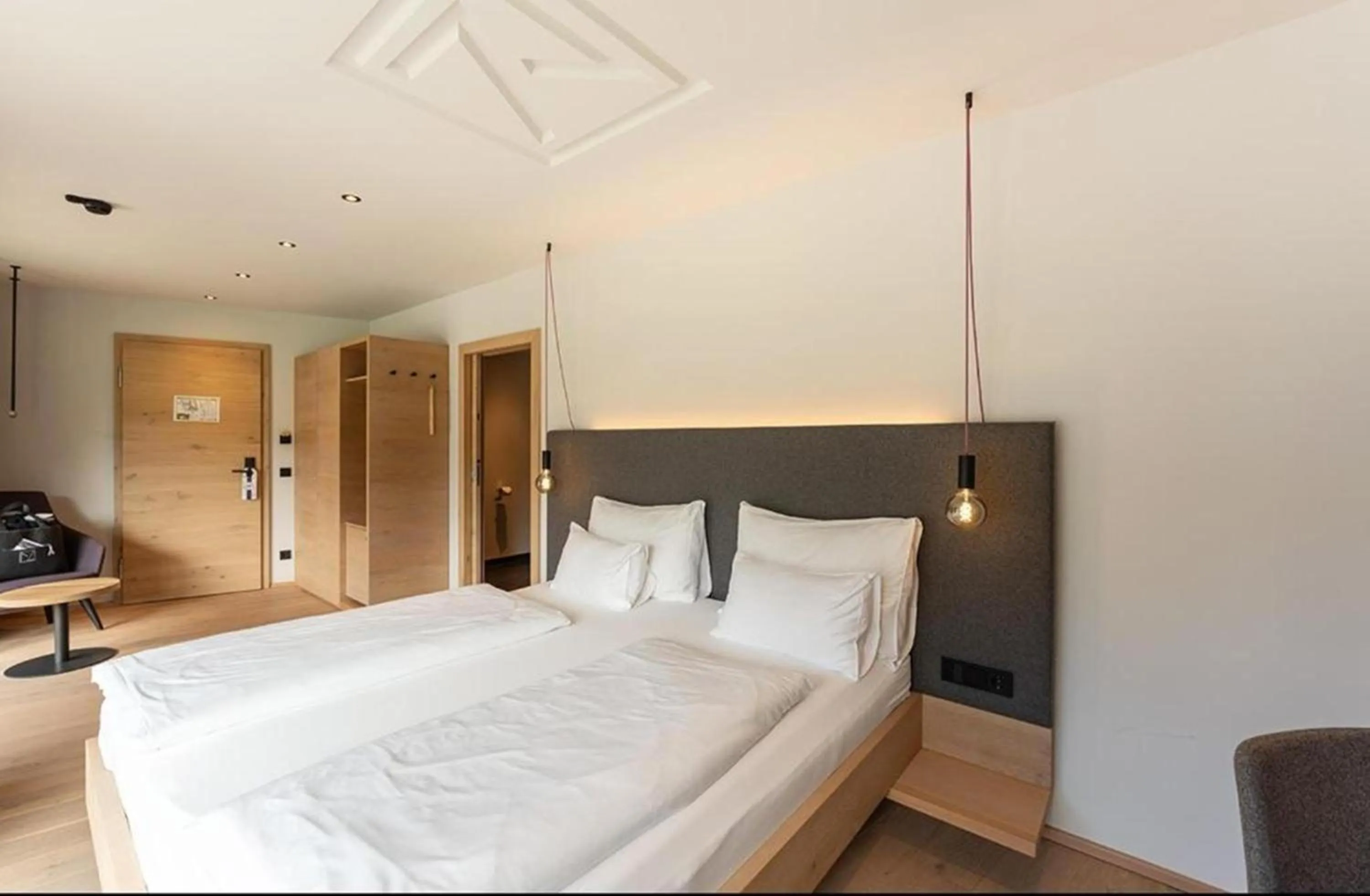 Photo of the whole room, Bed in Wellness und Brunch Hotel MorgenZeit beheizter Naturteich Genuss Frühstück bis 13 Uhr Hochkönig Sommercard