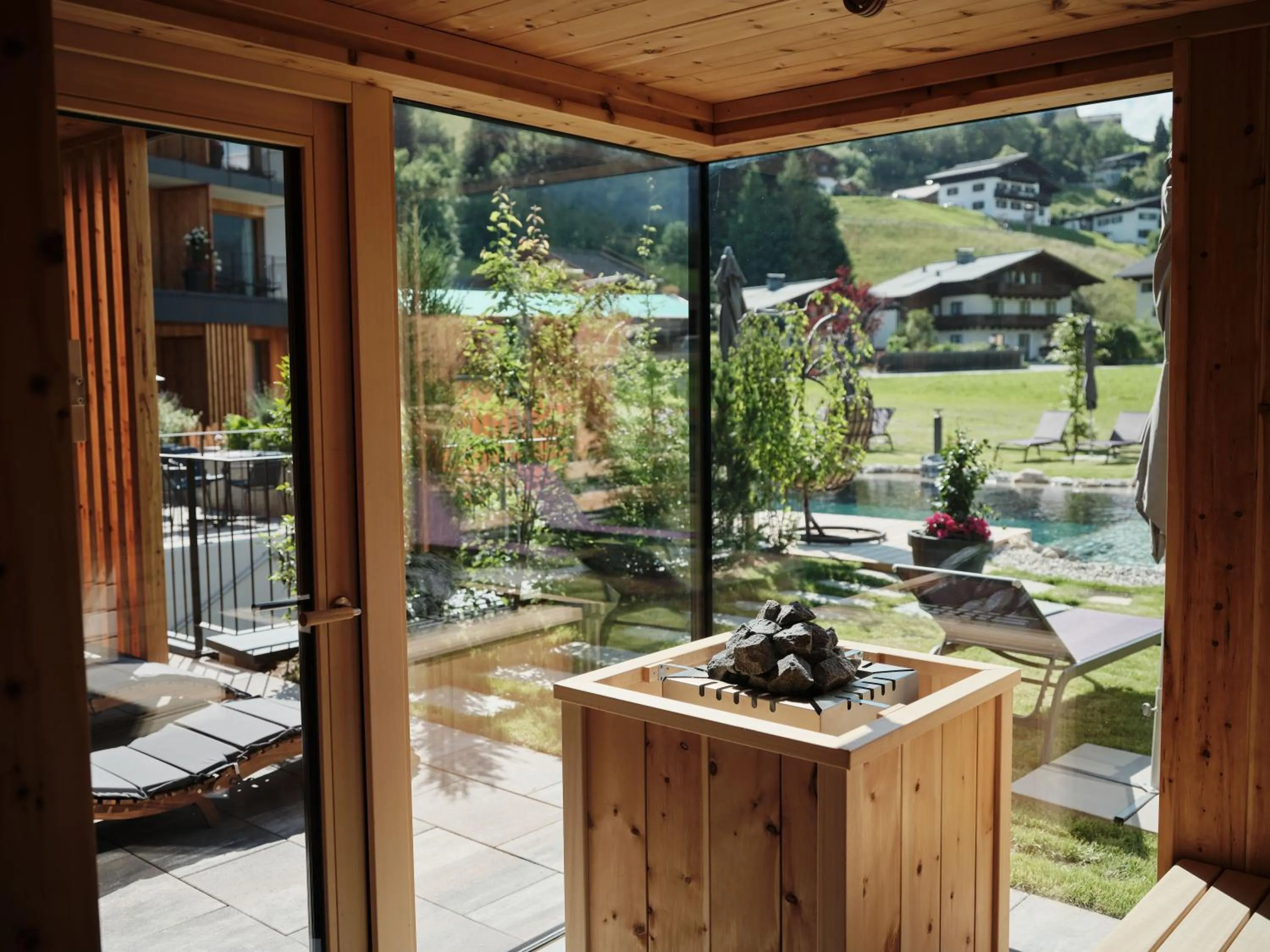 Sauna in Wellness und Brunch Hotel MorgenZeit beheizter Naturteich Genuss Frühstück bis 13 Uhr Hochkönig Sommercard