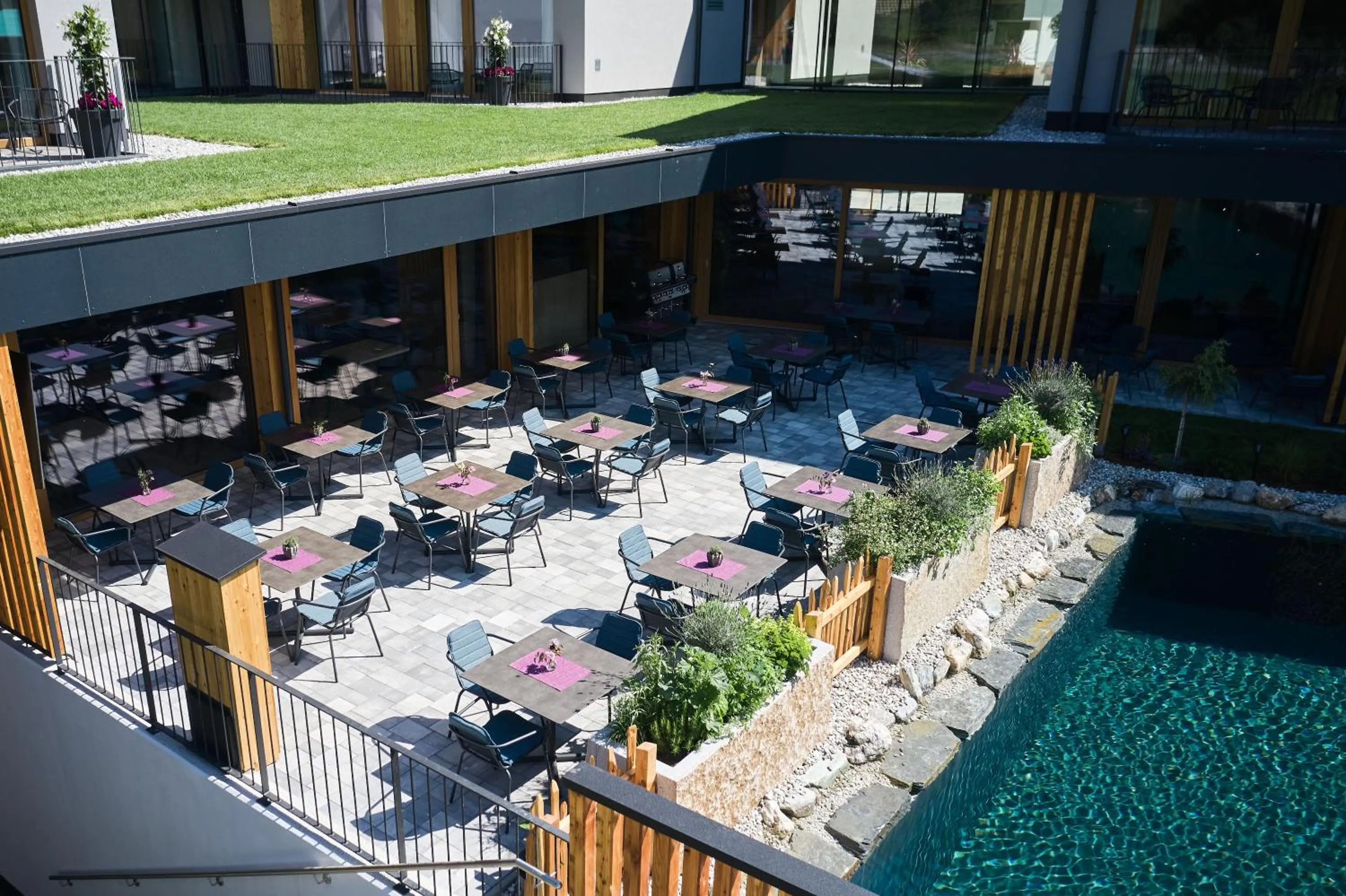 Property building in Wellness und Brunch Hotel MorgenZeit beheizter Naturteich Genuss Frühstück bis 13 Uhr Hochkönig Sommercard