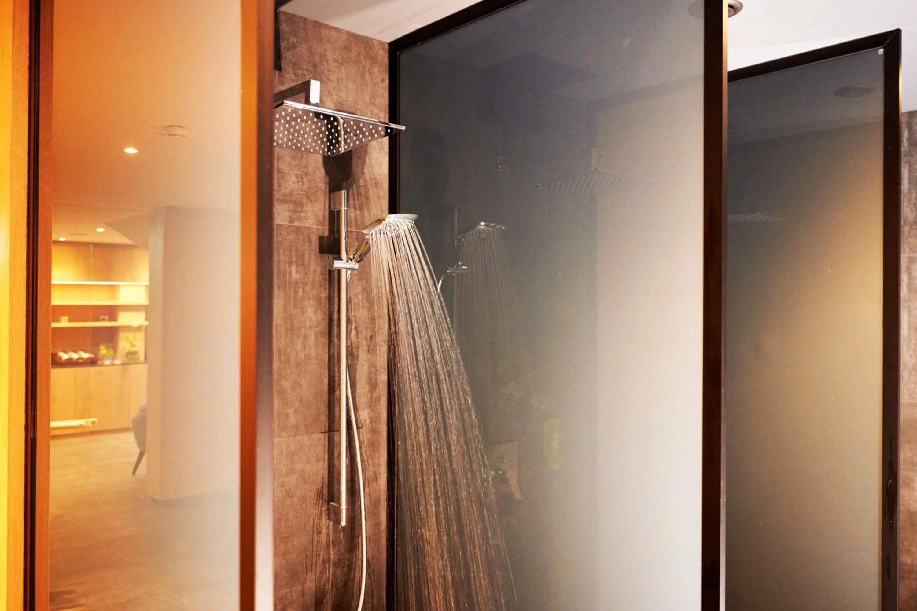 Spa and wellness centre/facilities in Wellness und Brunch Hotel MorgenZeit beheizter Naturteich Genuss Frühstück bis 13 Uhr Hochkönig Sommercard