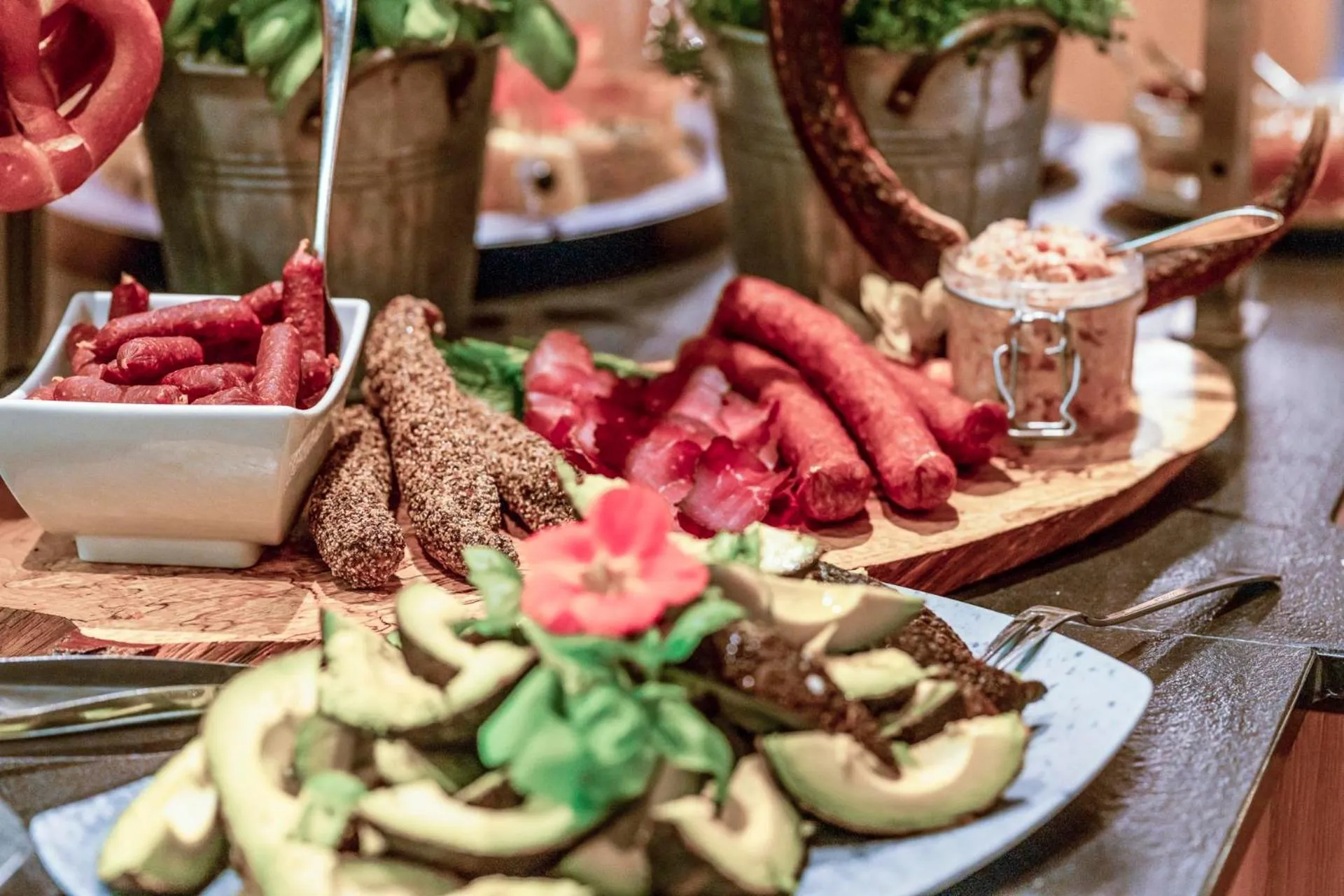 Breakfast in Wellness und Brunch Hotel MorgenZeit beheizter Naturteich Genuss Frühstück bis 13 Uhr Hochkönig Sommercard