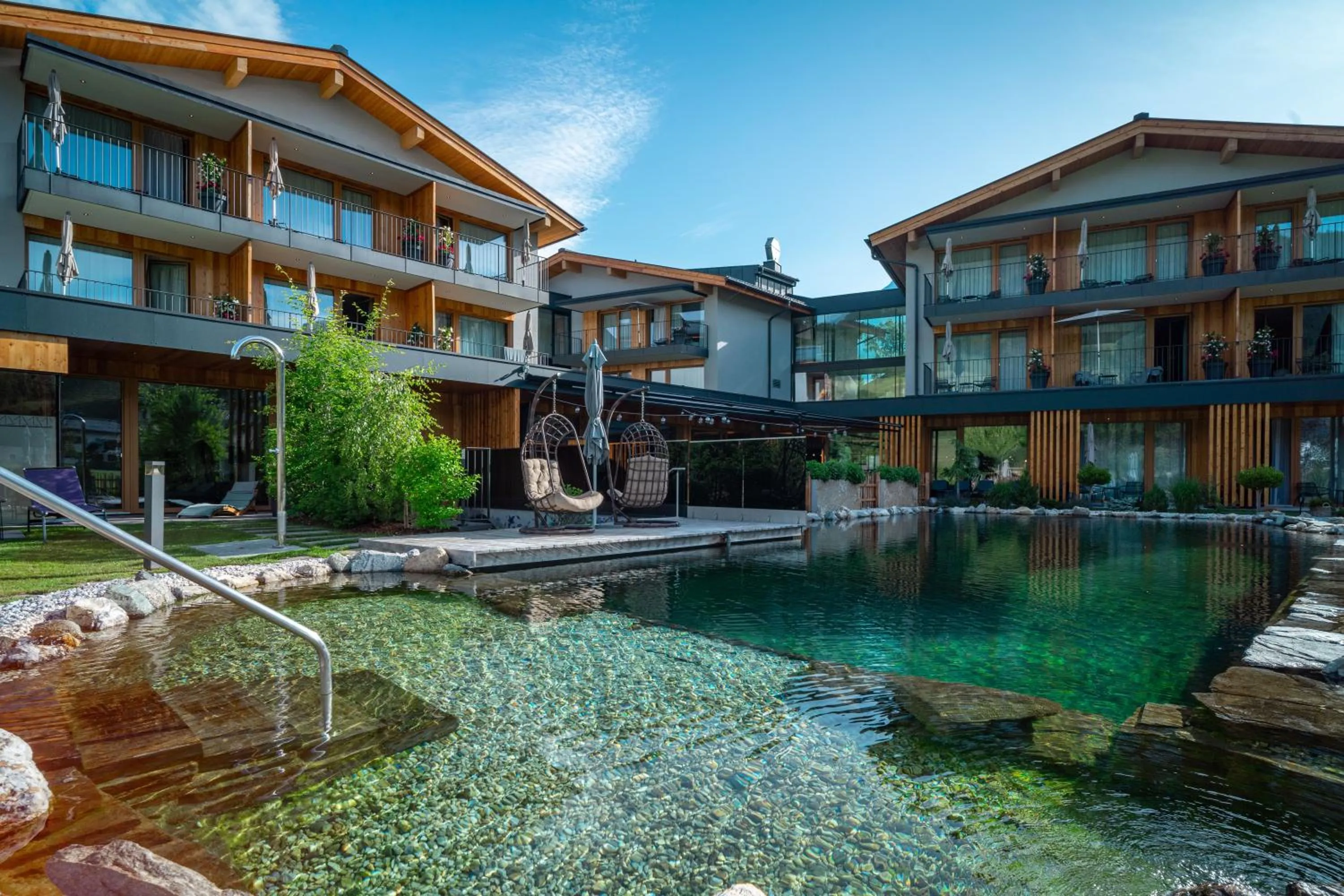 Pool view in Wellness und Brunch Hotel MorgenZeit beheizter Naturteich Genuss Frühstück bis 13 Uhr Hochkönig Sommercard