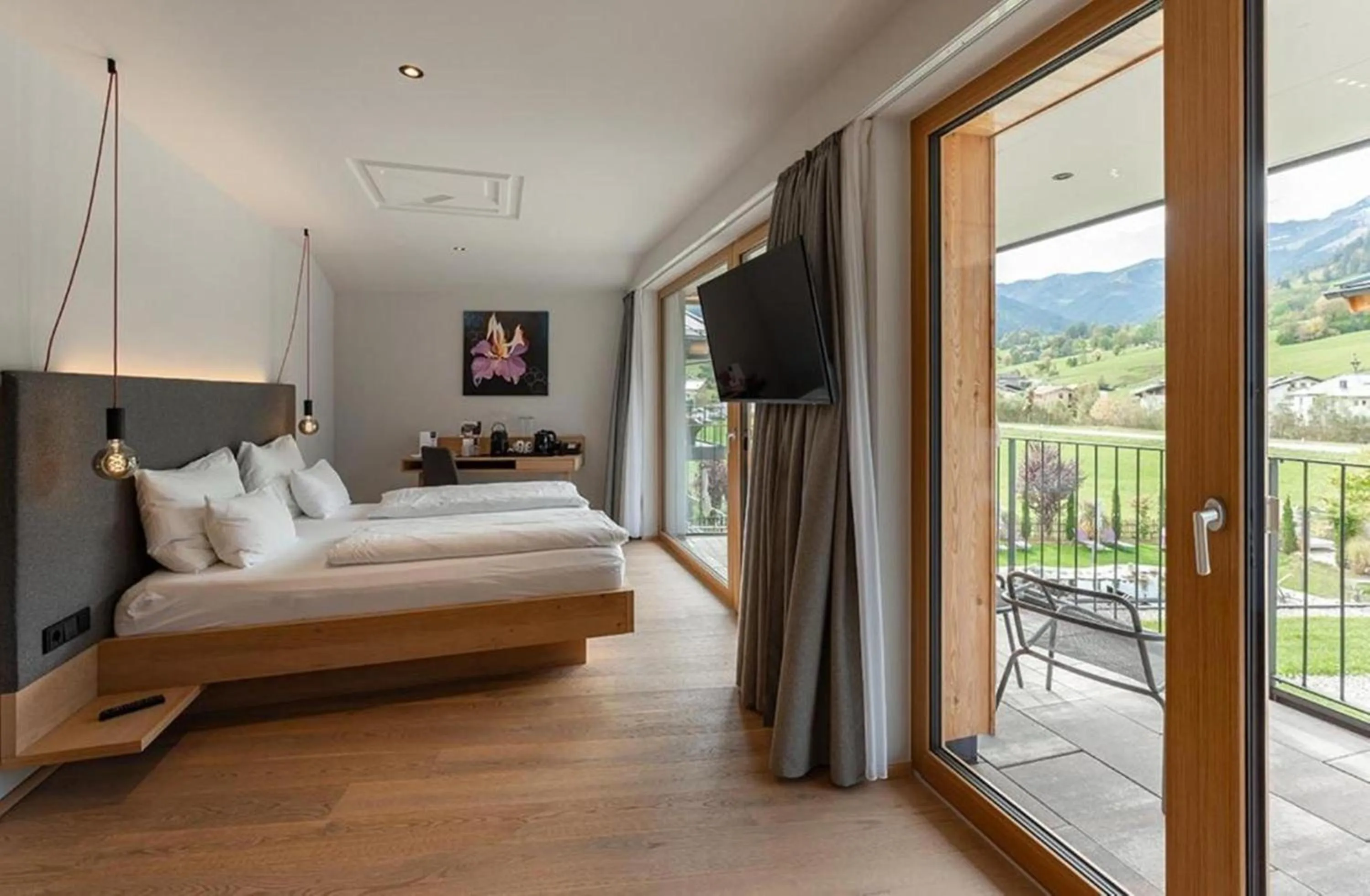 Photo of the whole room, Bed in Wellness und Brunch Hotel MorgenZeit beheizter Naturteich Genuss Frühstück bis 13 Uhr Hochkönig Sommercard