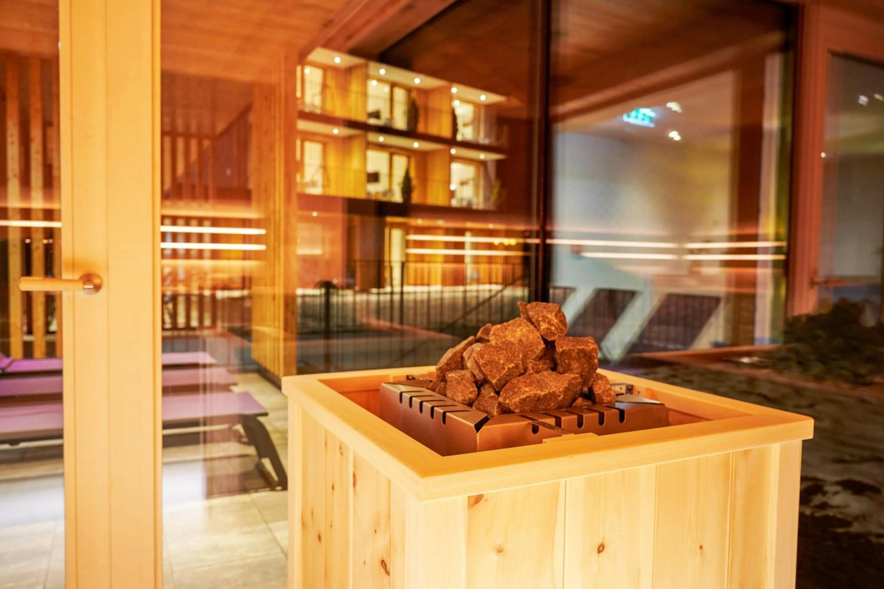 Sauna in Wellness und Brunch Hotel MorgenZeit beheizter Naturteich Genuss Frühstück bis 13 Uhr Hochkönig Sommercard