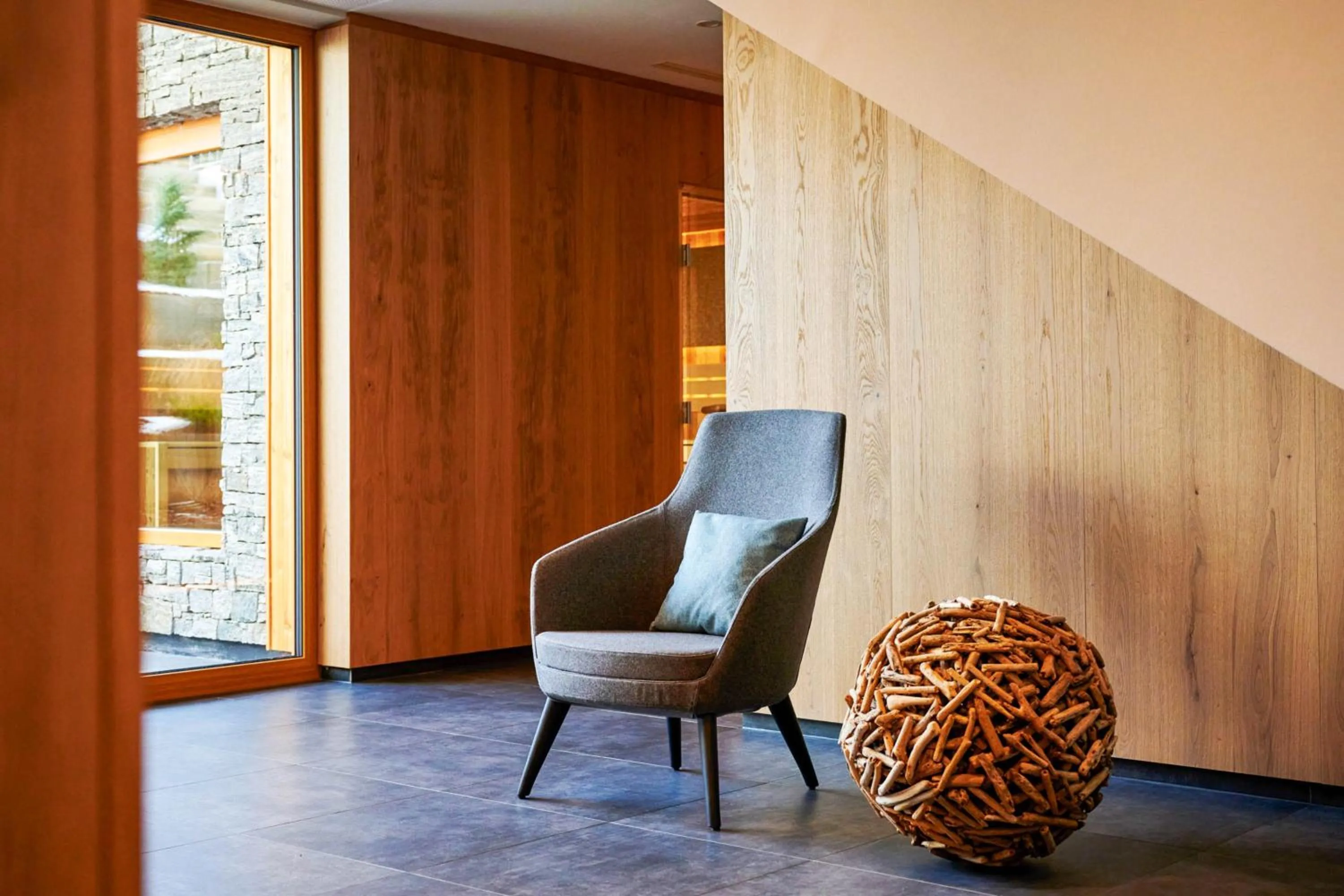 Seating area in Wellness und Brunch Hotel MorgenZeit beheizter Naturteich Genuss Frühstück bis 13 Uhr Hochkönig Sommercard