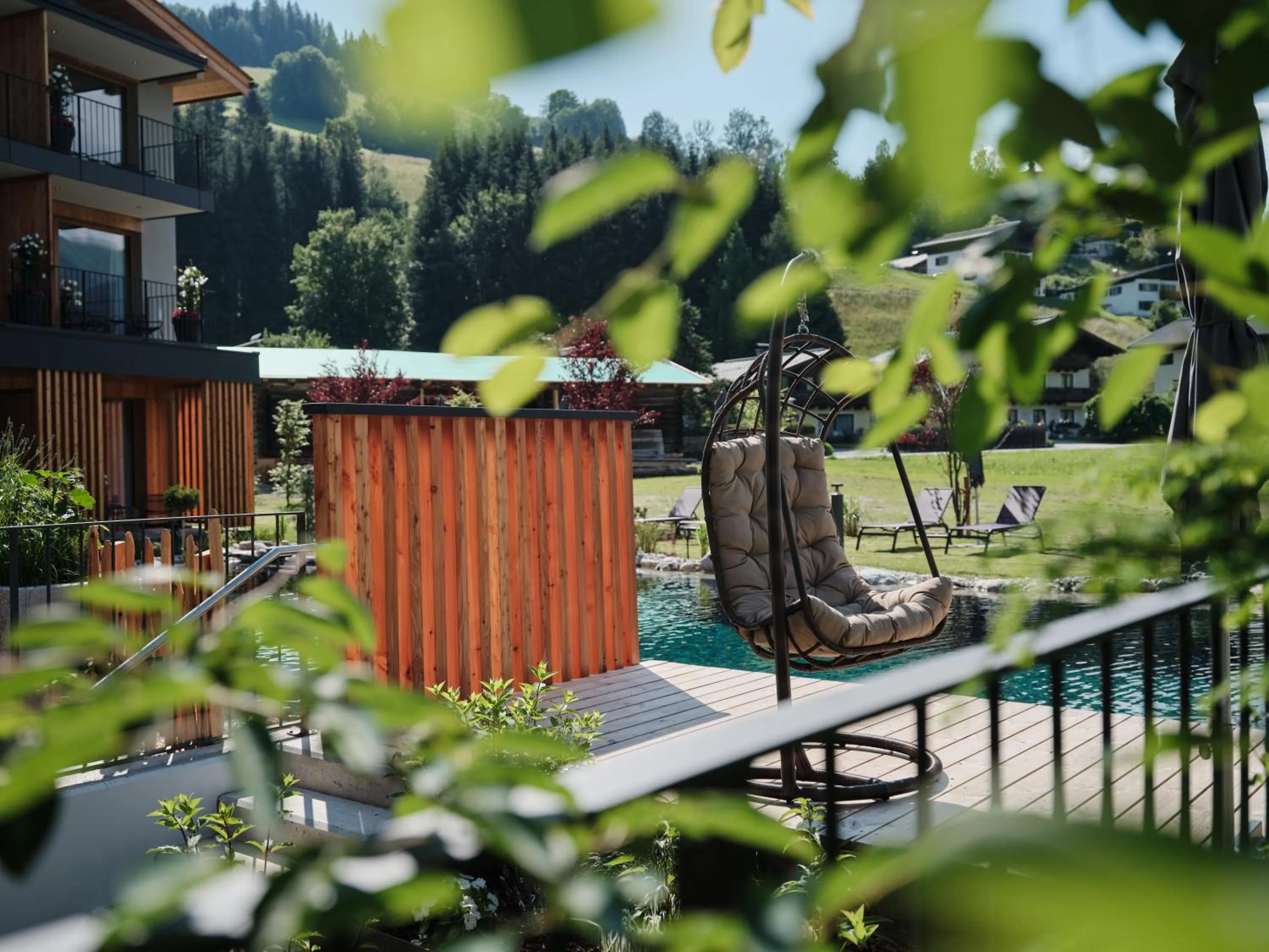 Garden in Wellness und Brunch Hotel MorgenZeit beheizter Naturteich Genuss Frühstück bis 13 Uhr Hochkönig Sommercard