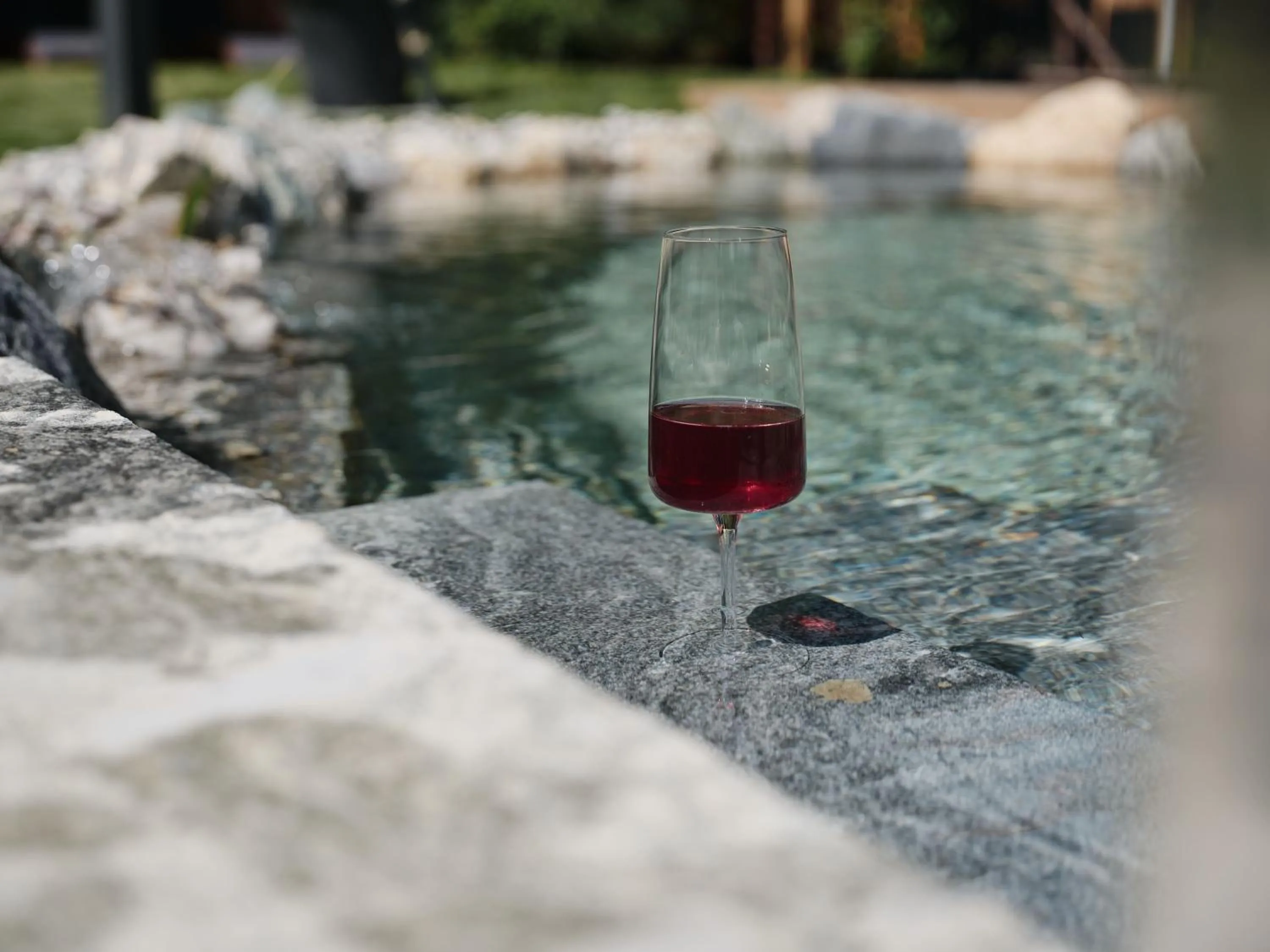 Drinks in Wellness und Brunch Hotel MorgenZeit beheizter Naturteich Genuss Frühstück bis 13 Uhr Hochkönig Sommercard