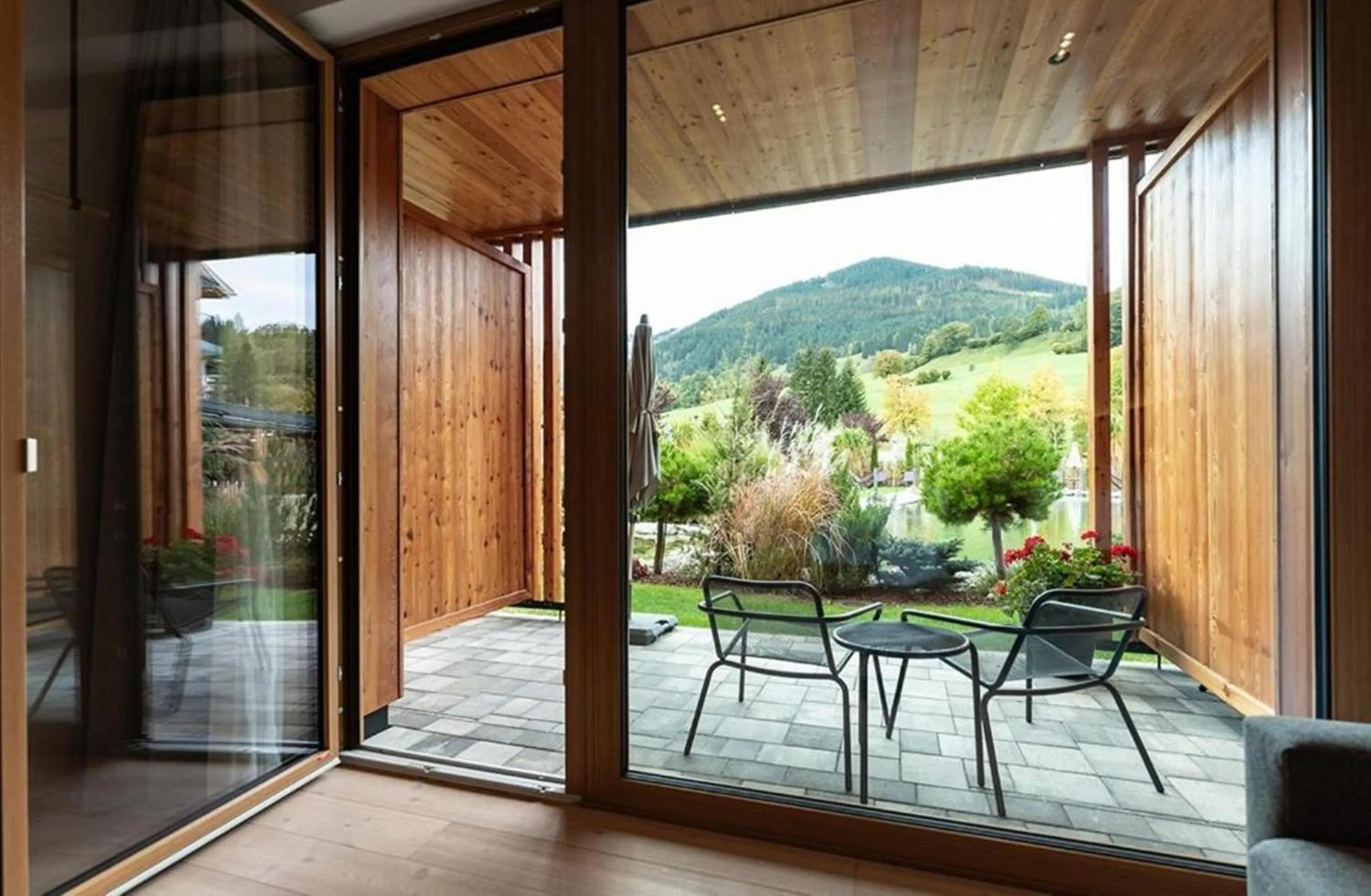 Balcony/Terrace in Wellness und Brunch Hotel MorgenZeit beheizter Naturteich Genuss Frühstück bis 13 Uhr Hochkönig Sommercard