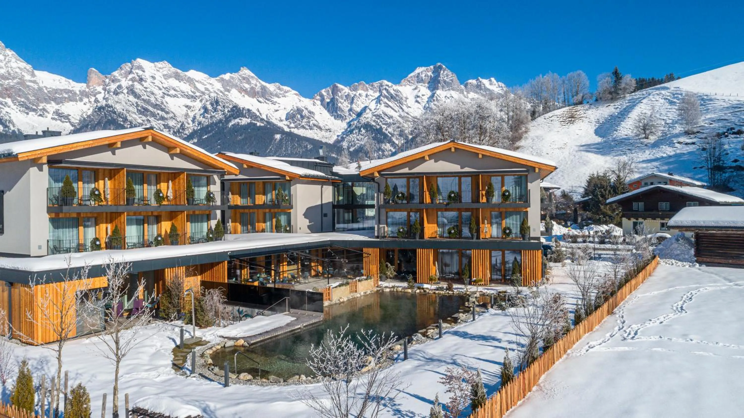 Property building in Wellness und Brunch Hotel MorgenZeit beheizter Naturteich Genuss Frühstück bis 13 Uhr Hochkönig Sommercard