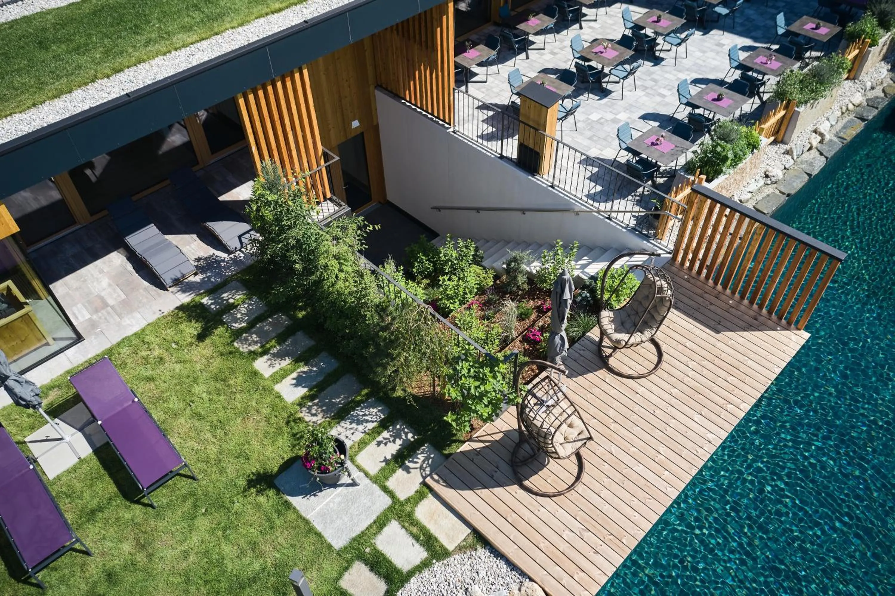 Swimming pool in Wellness und Brunch Hotel MorgenZeit beheizter Naturteich Genuss Frühstück bis 13 Uhr Hochkönig Sommercard