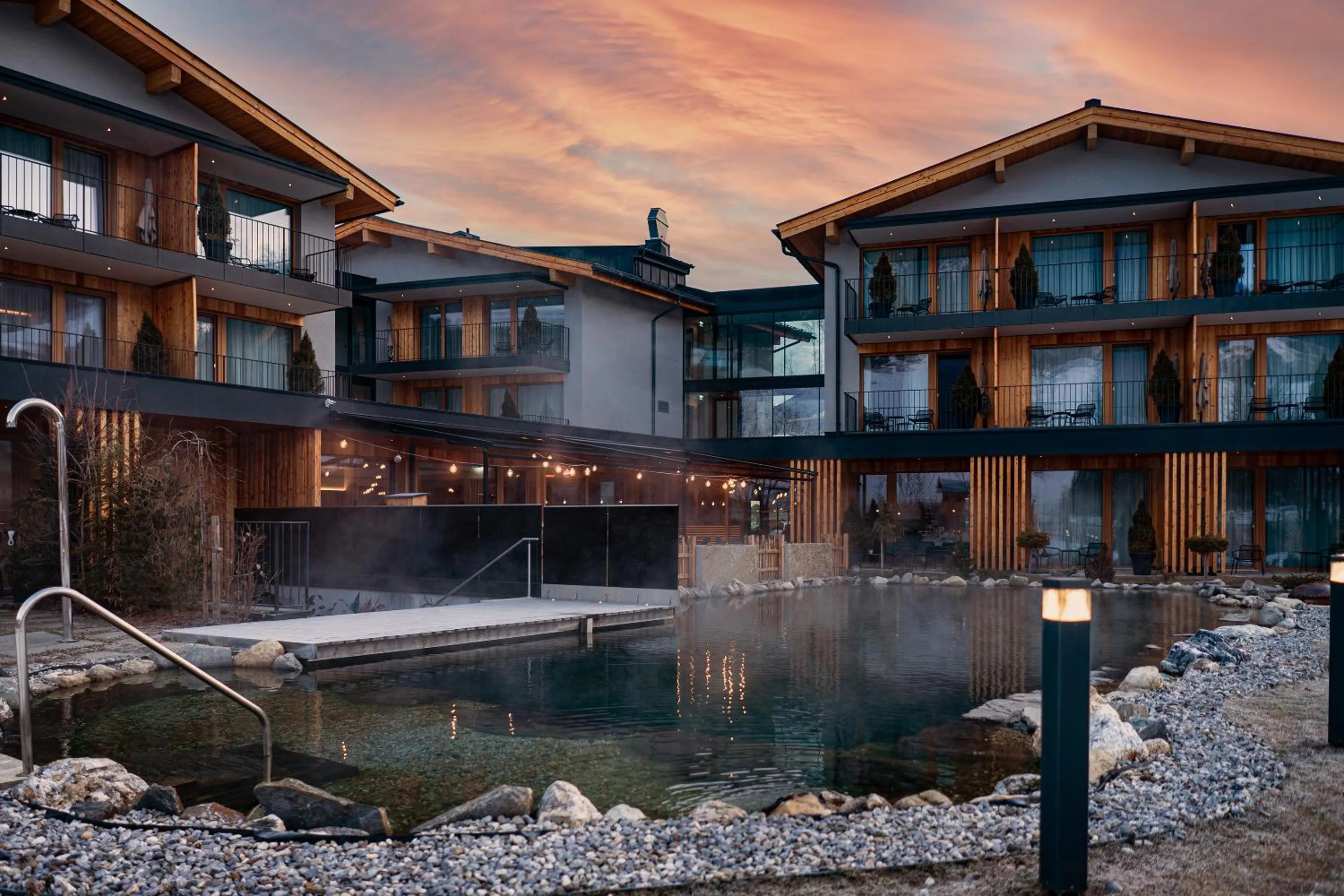 Pool view in Wellness und Brunch Hotel MorgenZeit beheizter Naturteich Genuss Frühstück bis 13 Uhr Hochkönig Sommercard