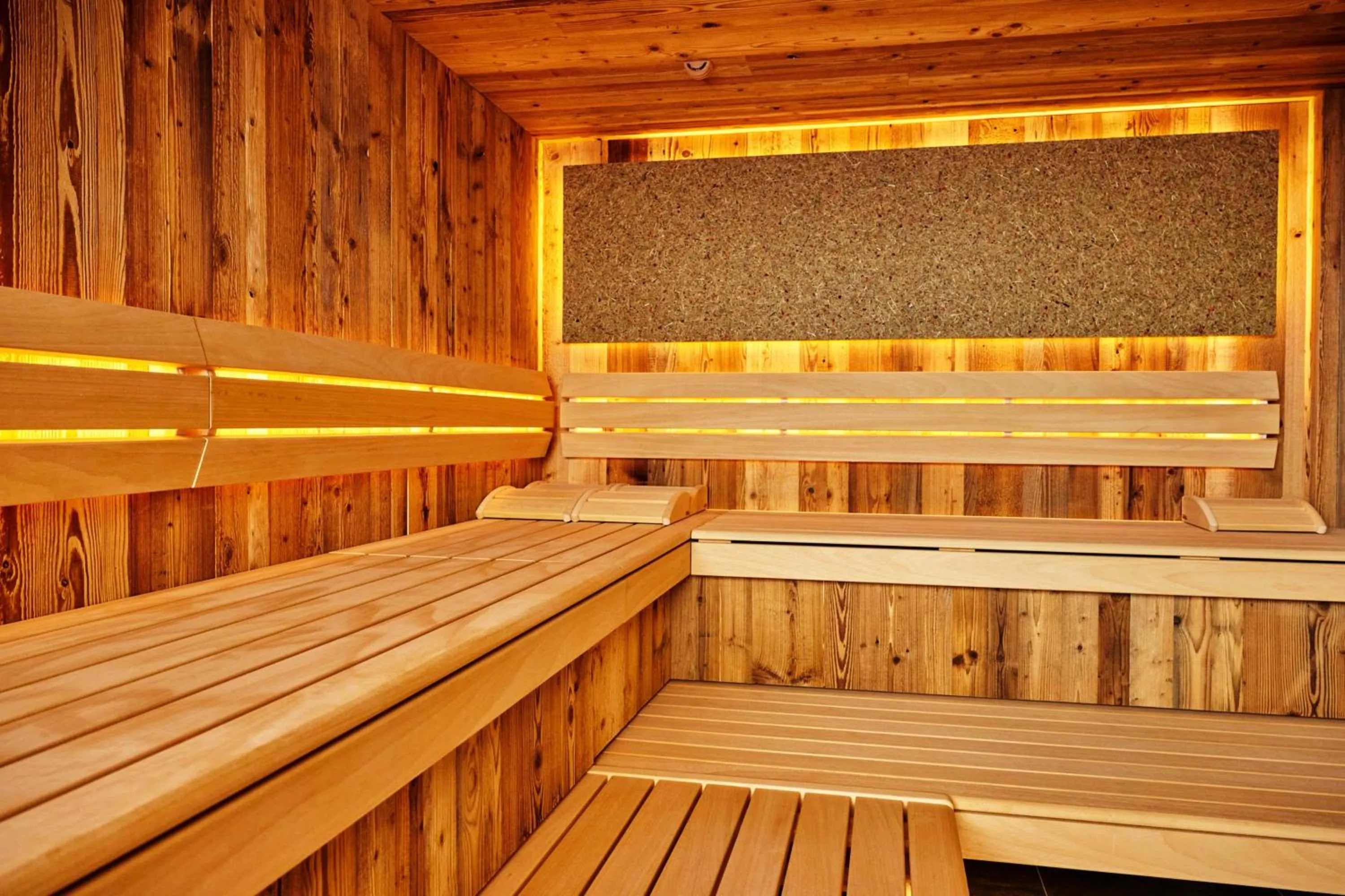 Sauna in Wellness und Brunch Hotel MorgenZeit beheizter Naturteich Genuss Frühstück bis 13 Uhr Hochkönig Sommercard