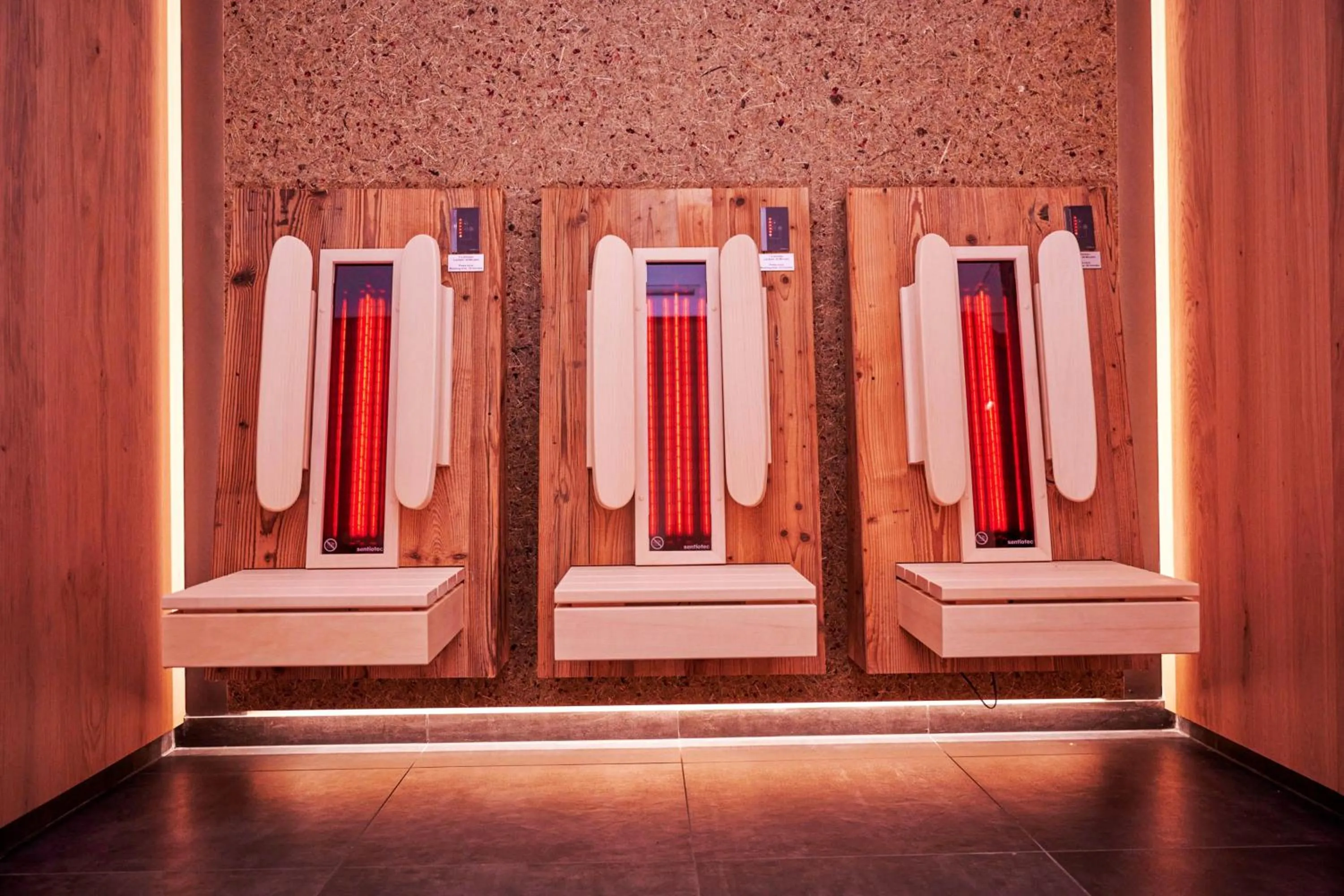 Spa and wellness centre/facilities in Wellness und Brunch Hotel MorgenZeit beheizter Naturteich Genuss Frühstück bis 13 Uhr Hochkönig Sommercard