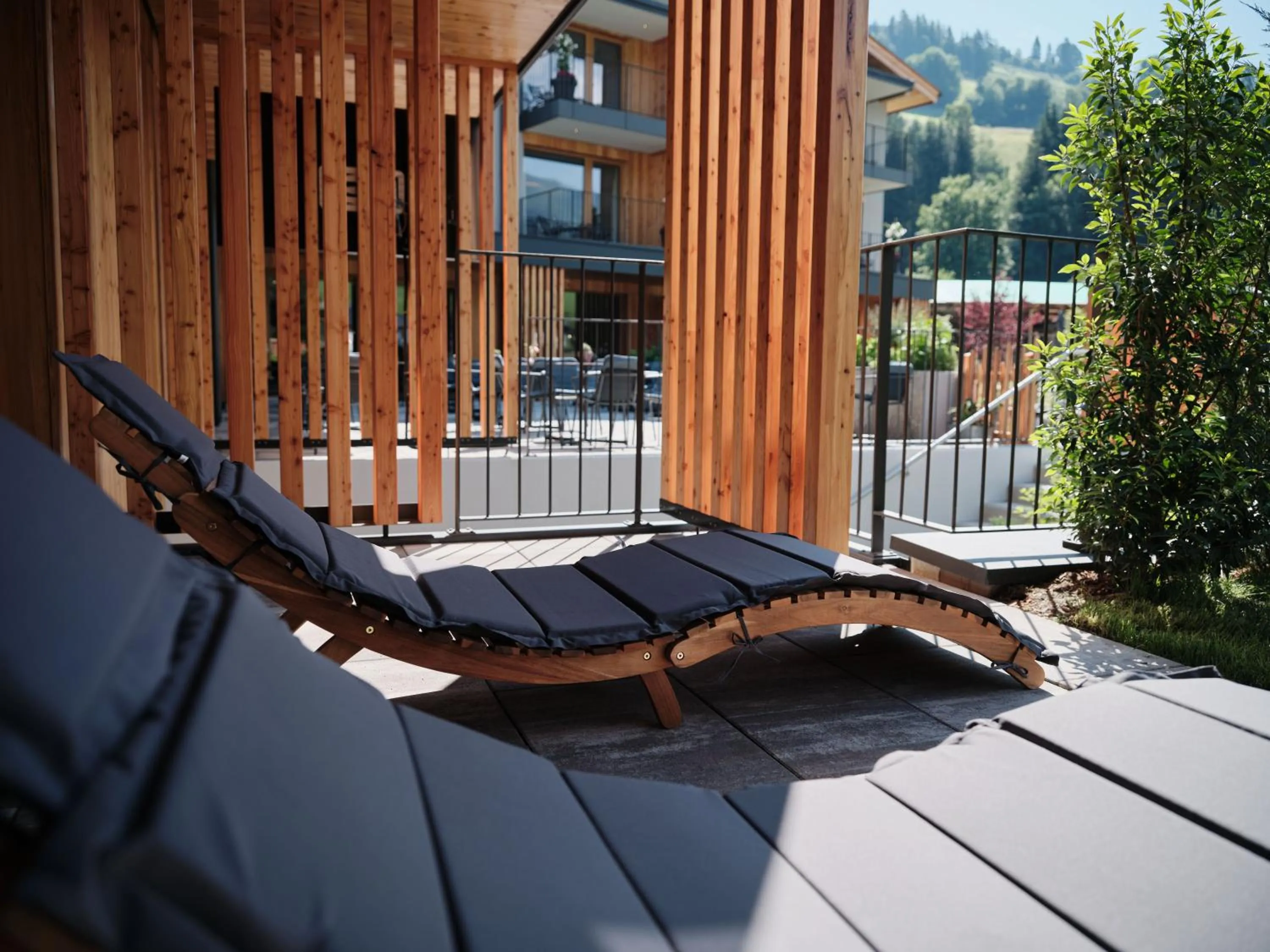 Spa and wellness centre/facilities in Wellness und Brunch Hotel MorgenZeit beheizter Naturteich Genuss Frühstück bis 13 Uhr Hochkönig Sommercard