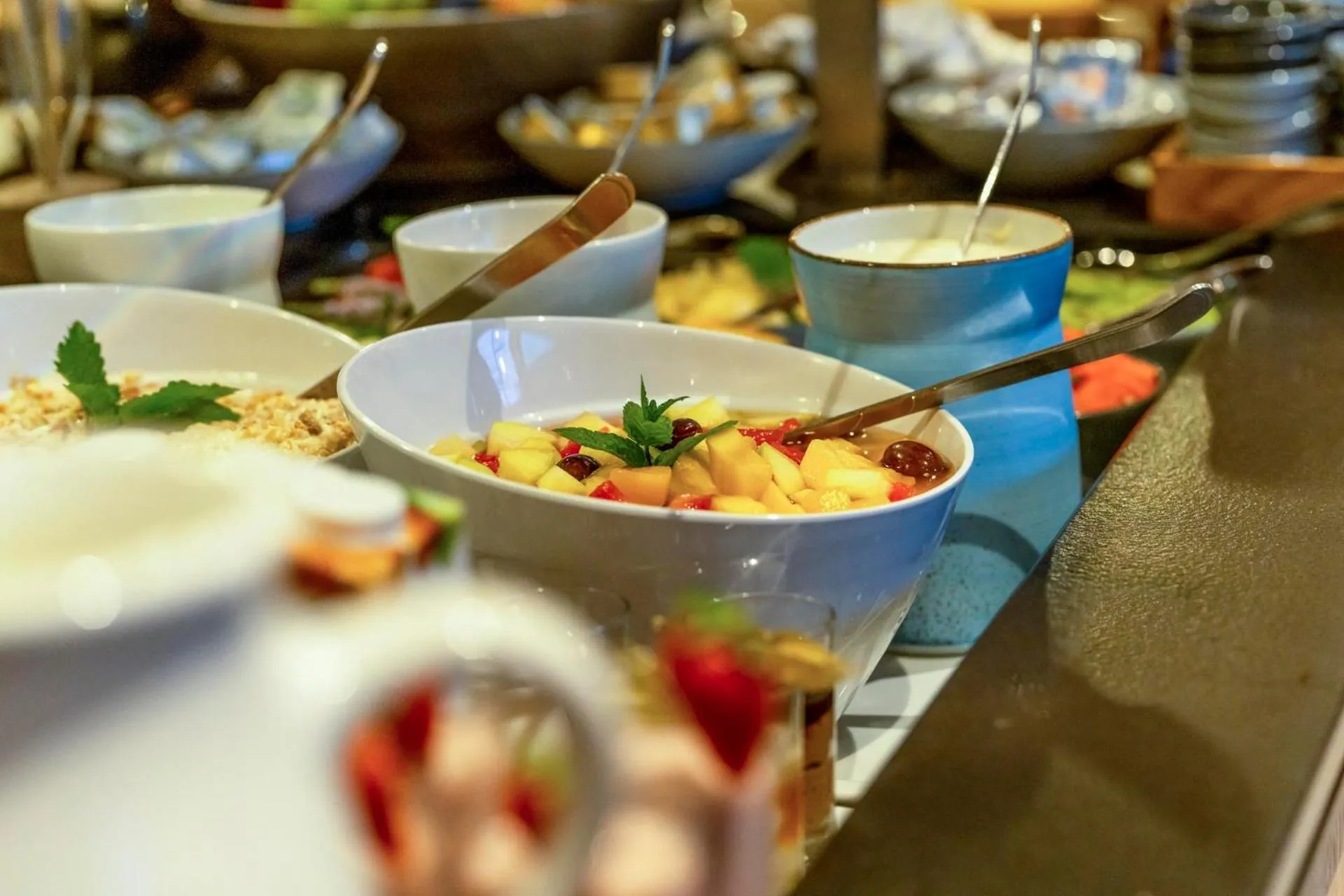 Breakfast in Wellness und Brunch Hotel MorgenZeit beheizter Naturteich Genuss Frühstück bis 13 Uhr Hochkönig Sommercard