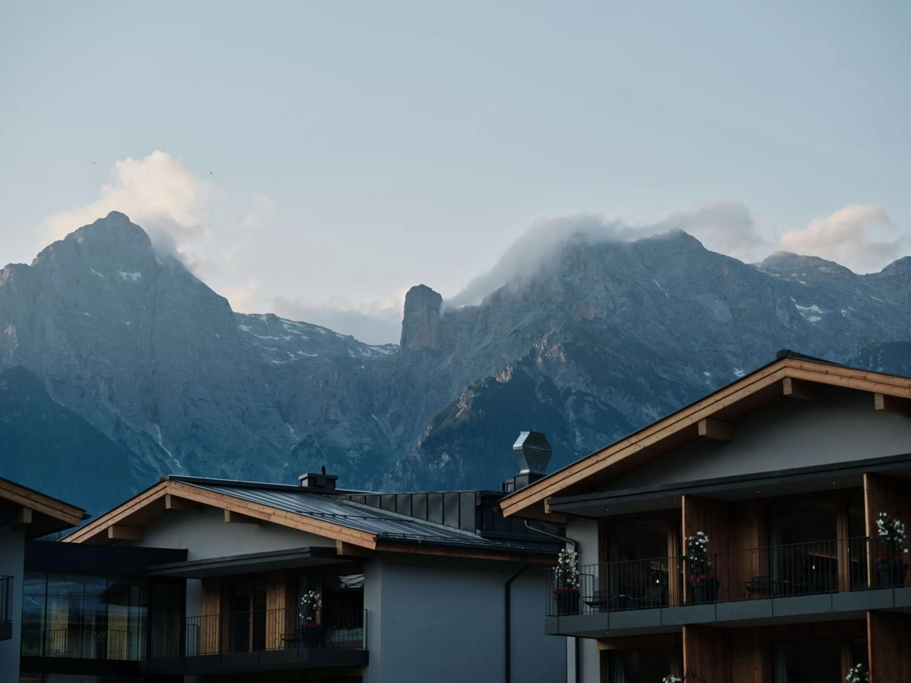 Mountain view in Wellness und Brunch Hotel MorgenZeit beheizter Naturteich Genuss Frühstück bis 13 Uhr Hochkönig Sommercard