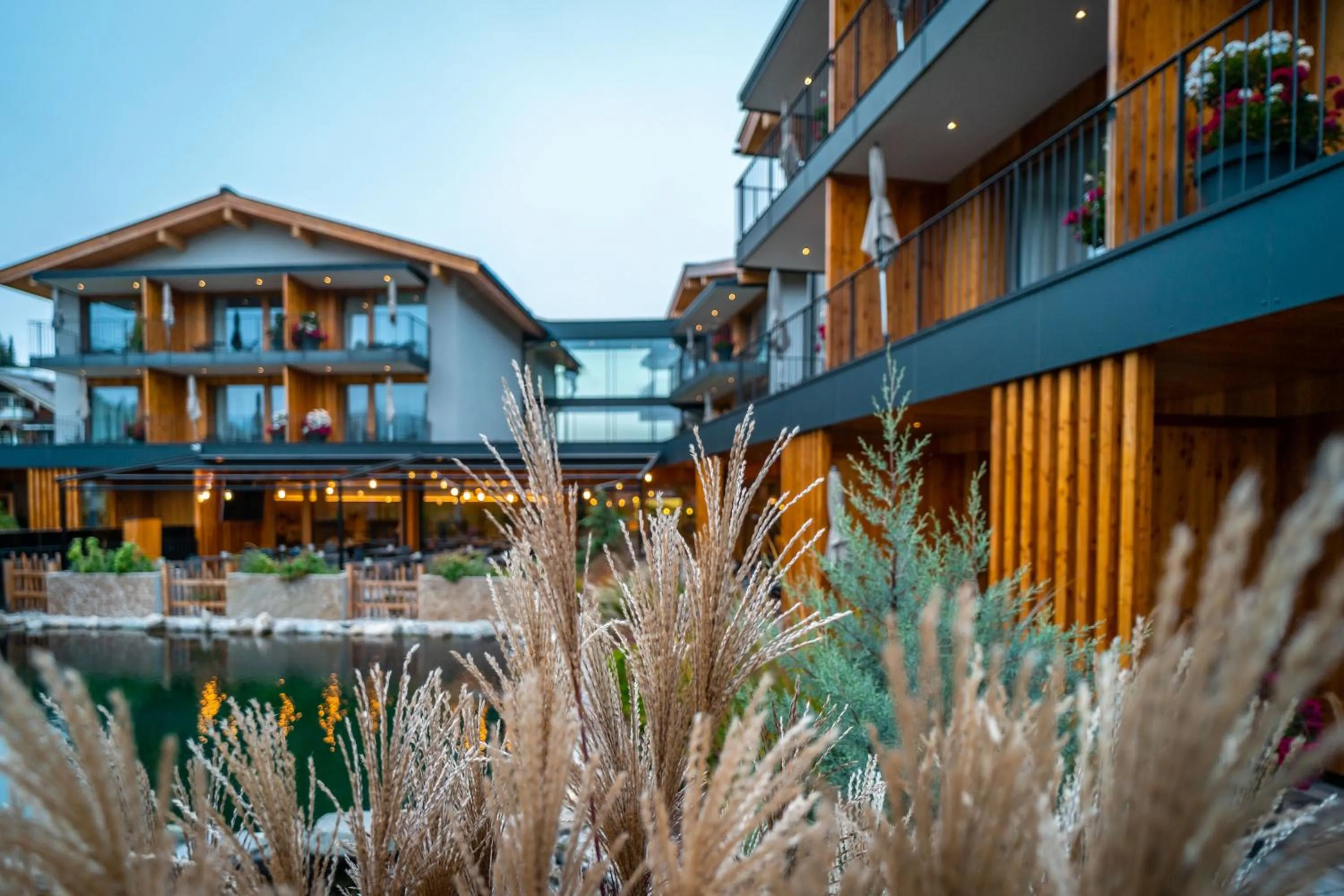 Swimming pool in Wellness und Brunch Hotel MorgenZeit beheizter Naturteich Genuss Frühstück bis 13 Uhr Hochkönig Sommercard