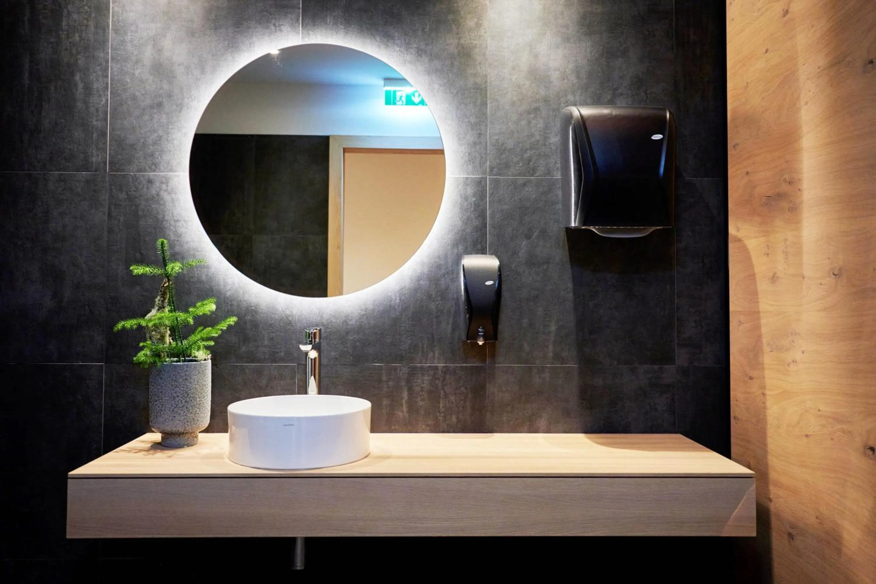 Bathroom in Wellness und Brunch Hotel MorgenZeit beheizter Naturteich Genuss Frühstück bis 13 Uhr Hochkönig Sommercard