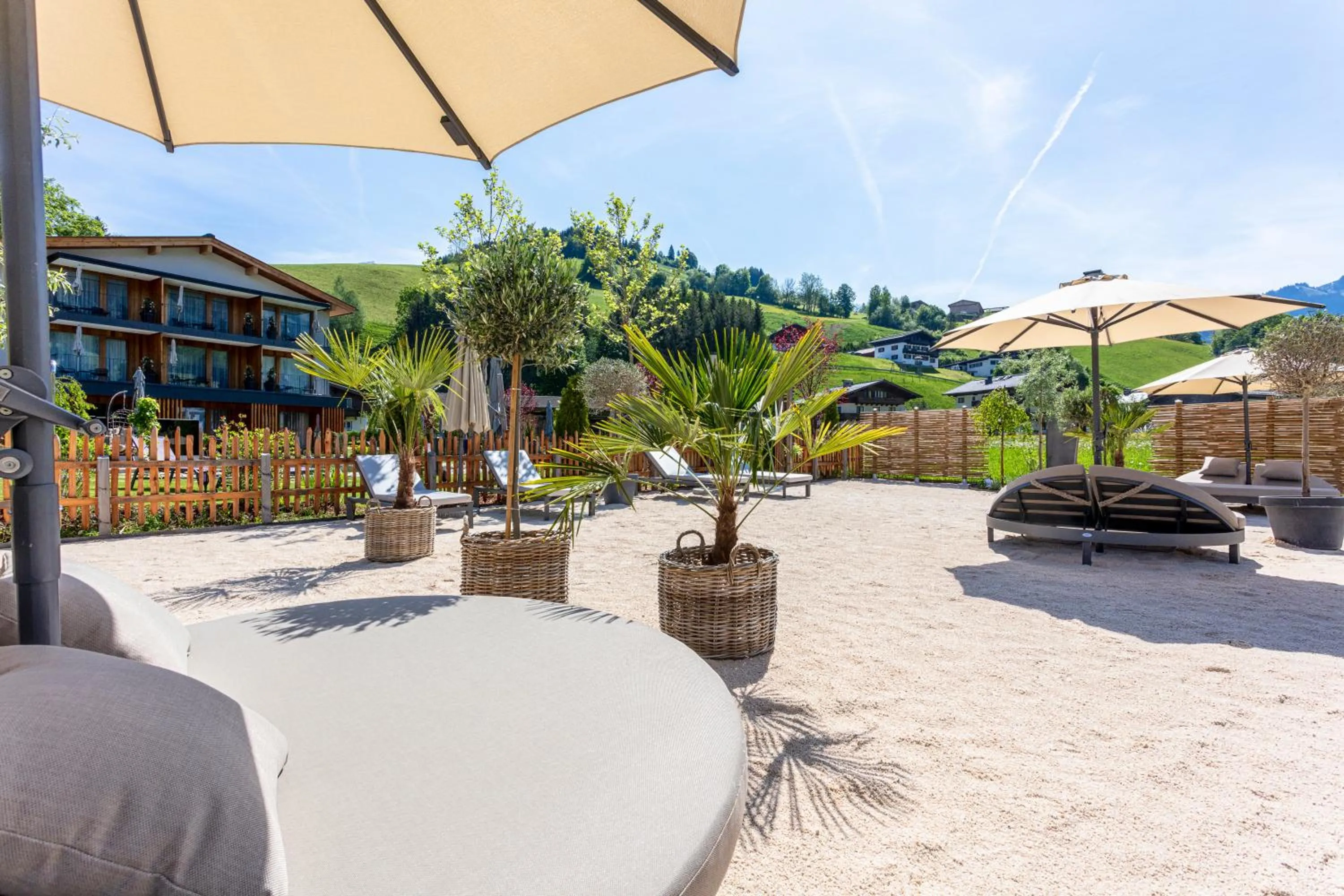 Swimming pool in Wellness und Brunch Hotel MorgenZeit beheizter Naturteich Genuss Frühstück bis 13 Uhr Hochkönig Sommercard