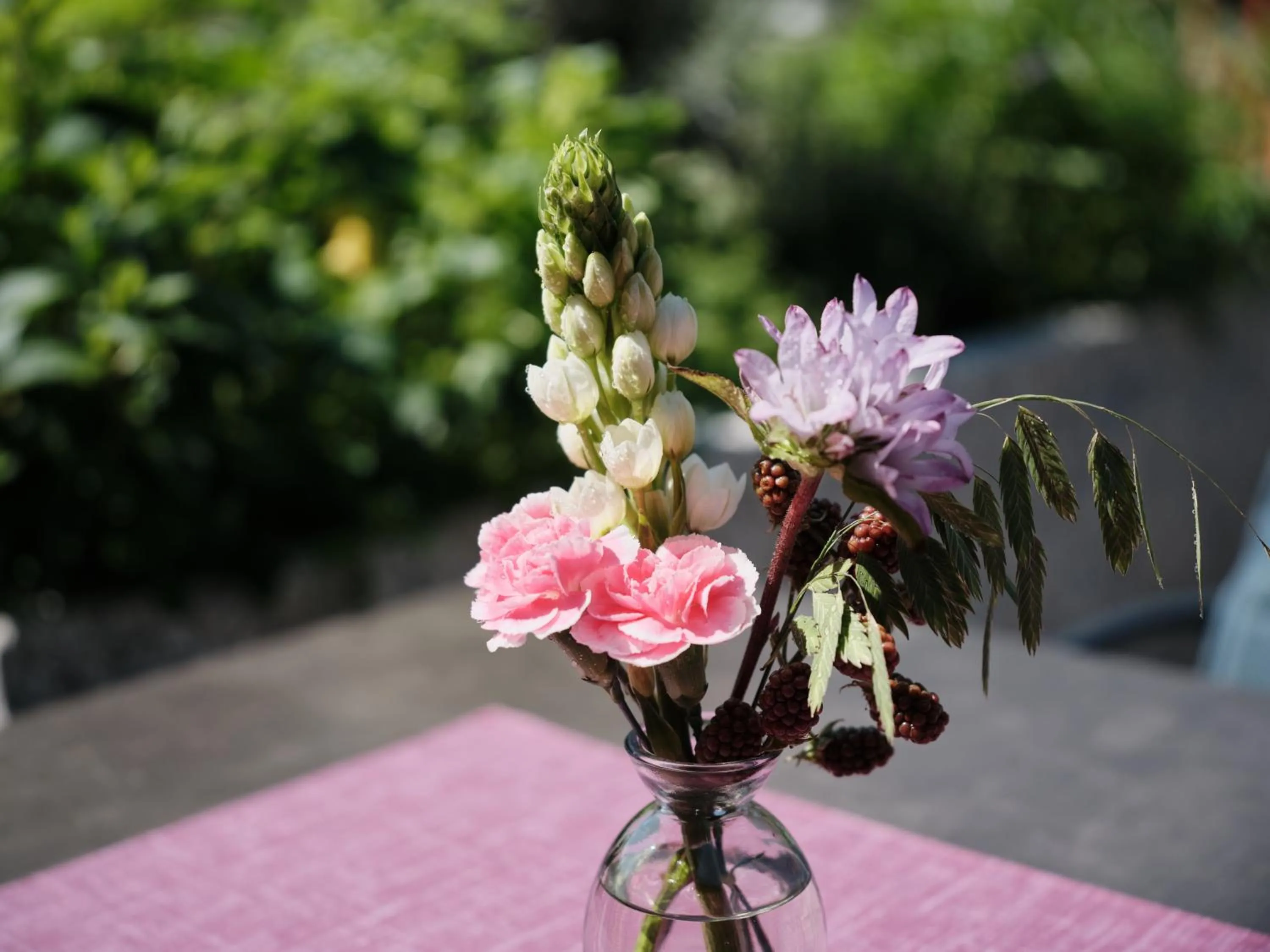 Garden in Wellness und Brunch Hotel MorgenZeit beheizter Naturteich Genuss Frühstück bis 13 Uhr Hochkönig Sommercard