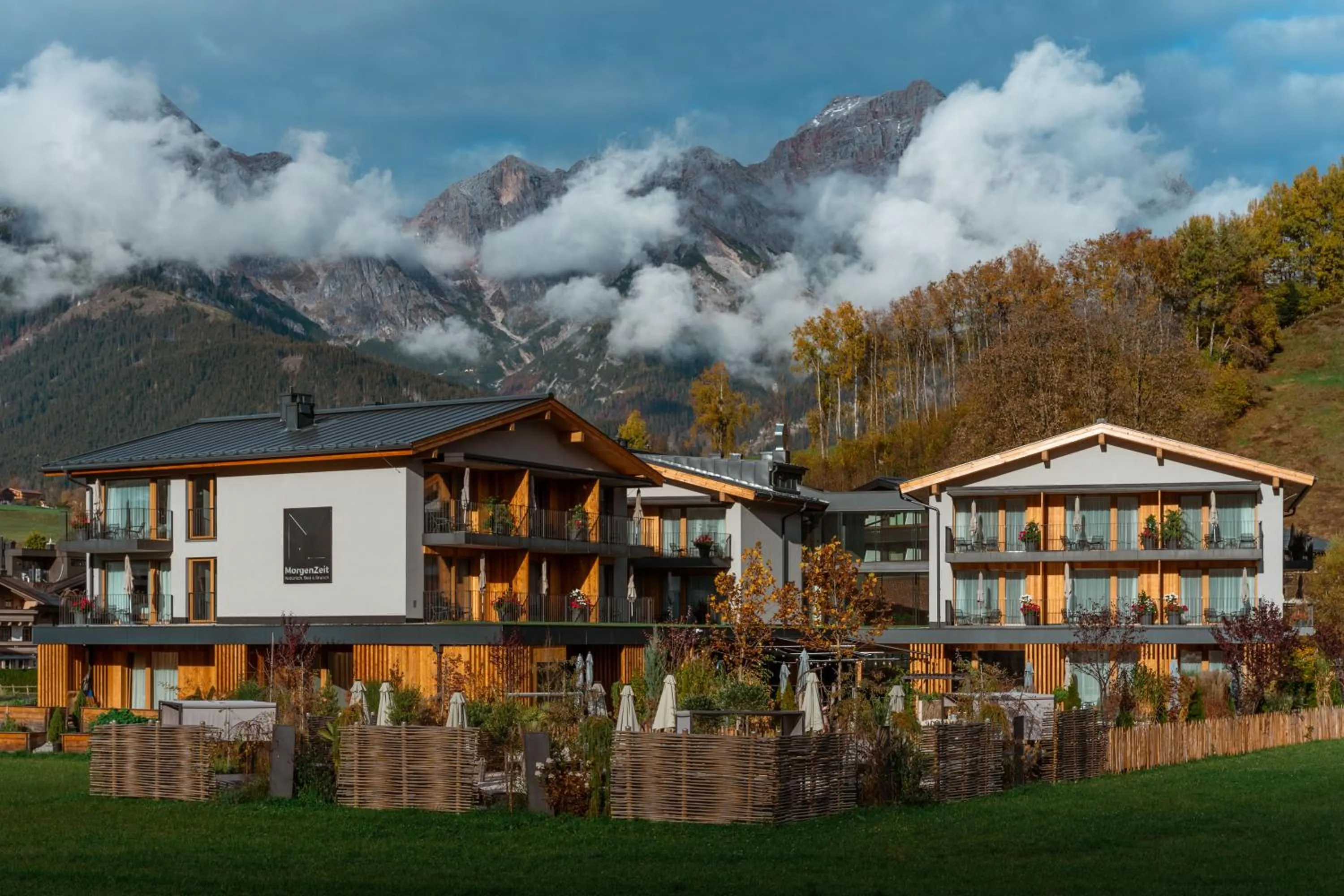 Property building in Wellness und Brunch Hotel MorgenZeit beheizter Naturteich Genuss Frühstück bis 13 Uhr Hochkönig Sommercard