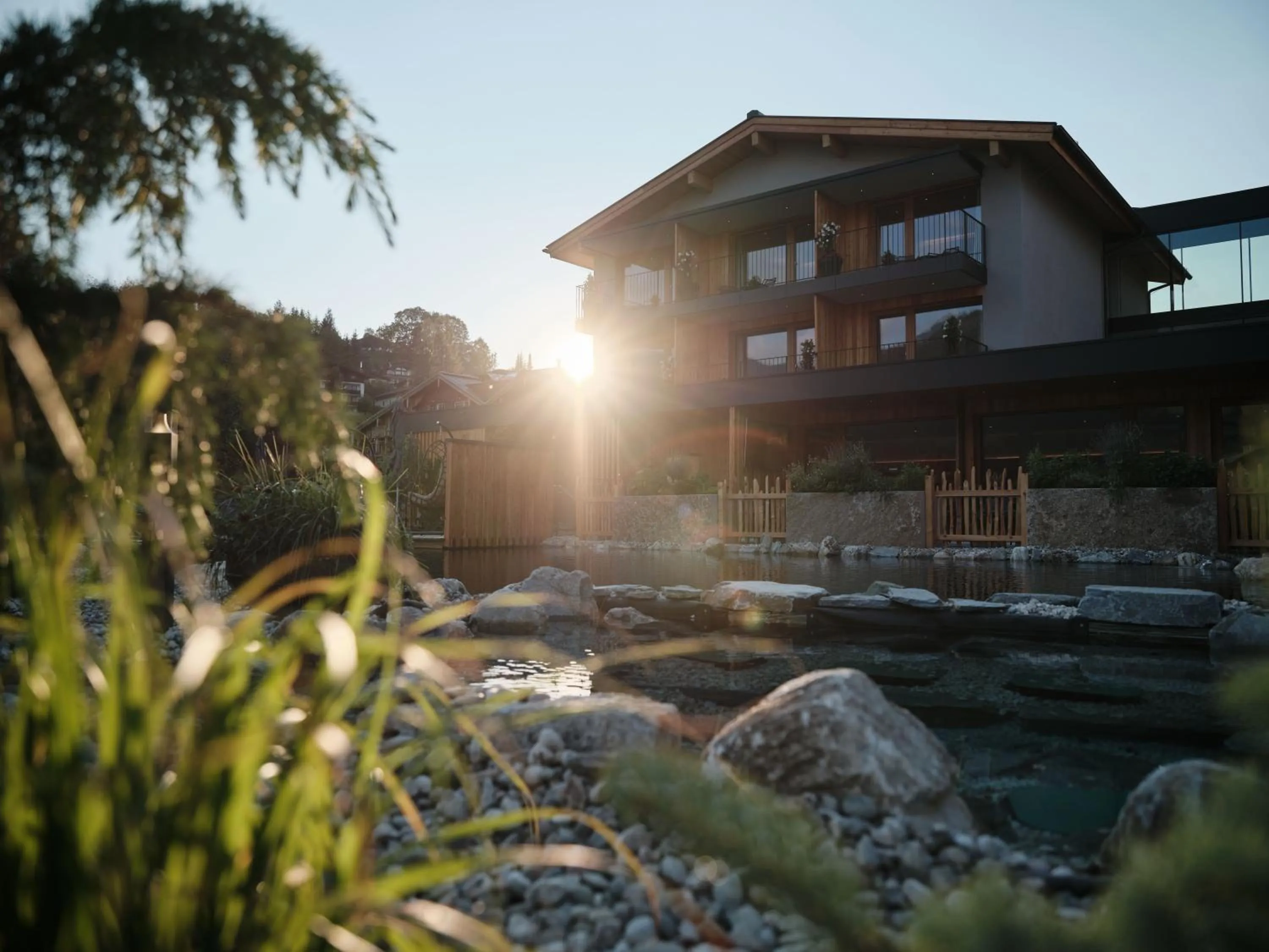 Garden in Wellness und Brunch Hotel MorgenZeit beheizter Naturteich Genuss Frühstück bis 13 Uhr Hochkönig Sommercard