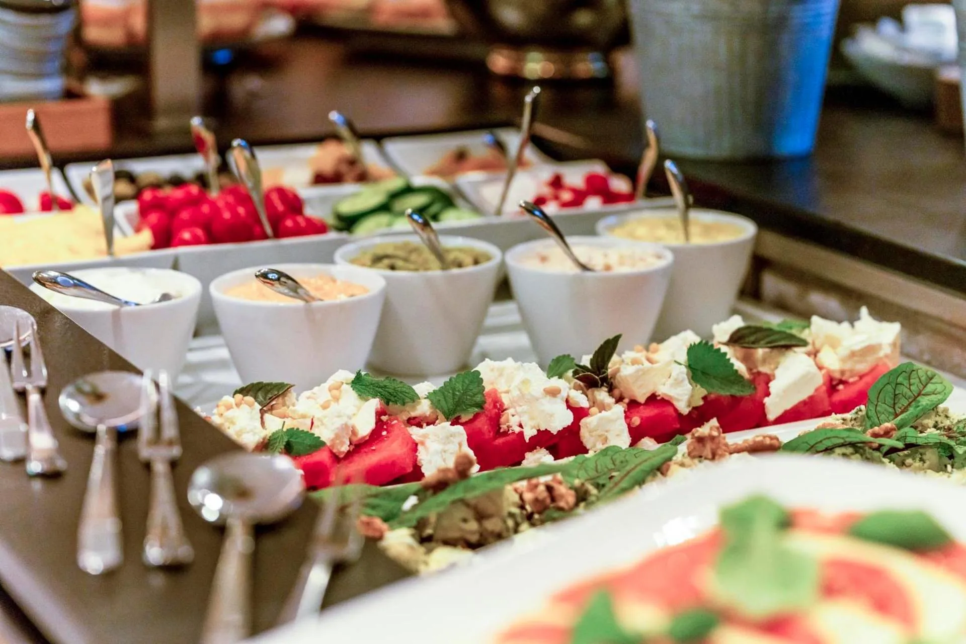 Breakfast in Wellness und Brunch Hotel MorgenZeit beheizter Naturteich Genuss Frühstück bis 13 Uhr Hochkönig Sommercard